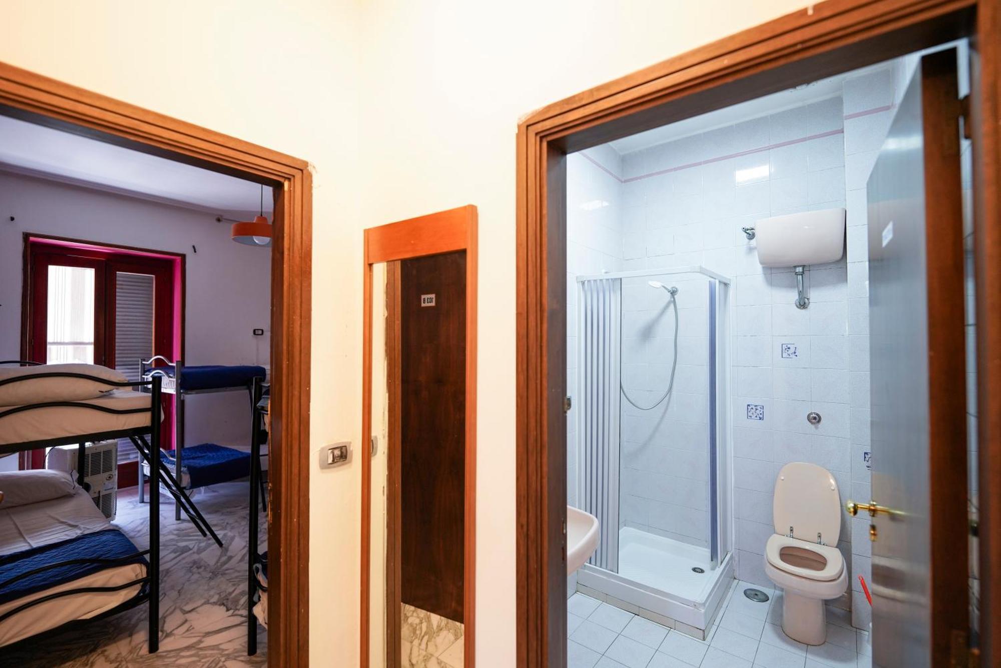 Mochileros - Age Limit 18-28 Hostel *