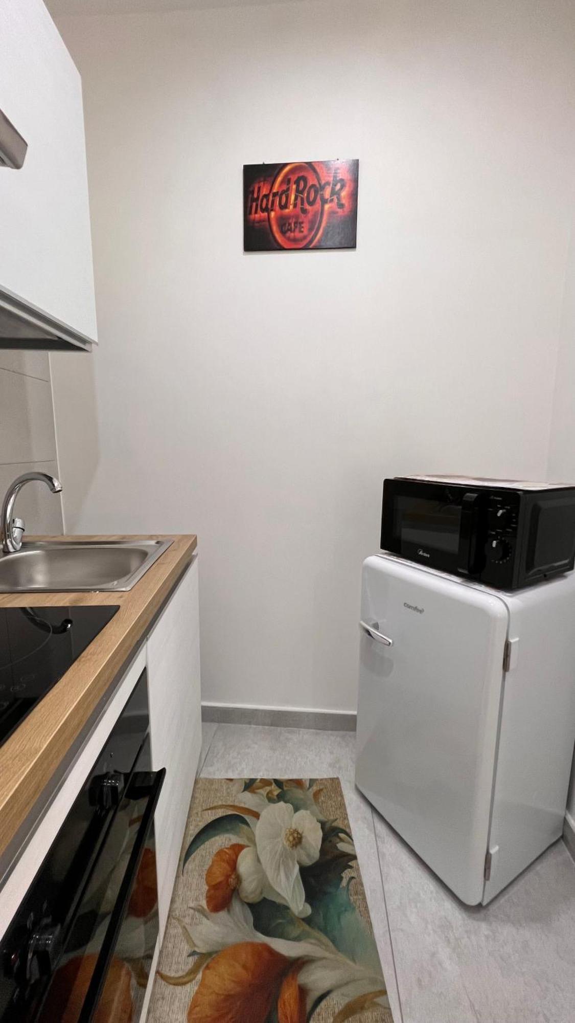 Apartment Number 8 Naples