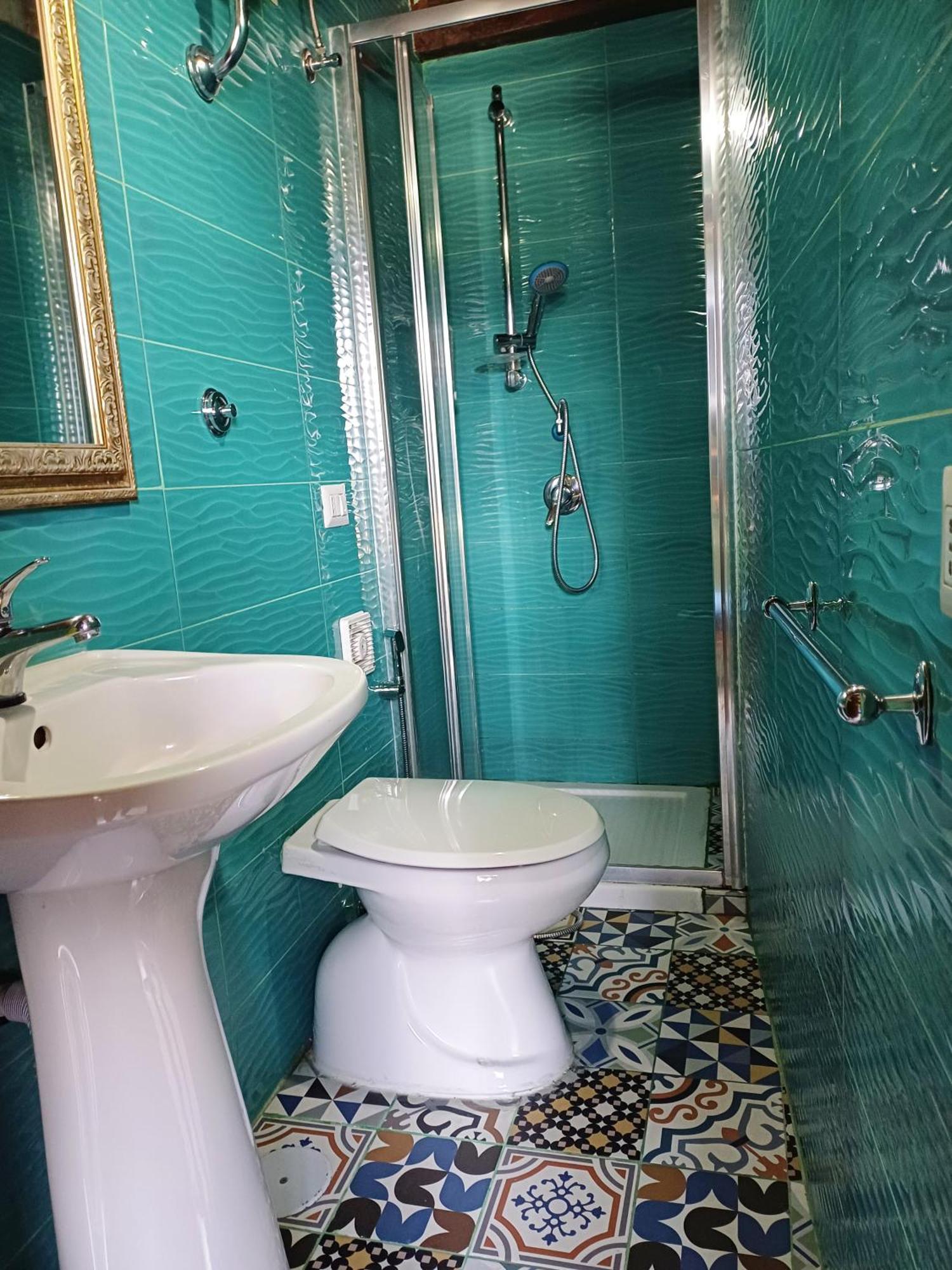 Goldencube Guest house *