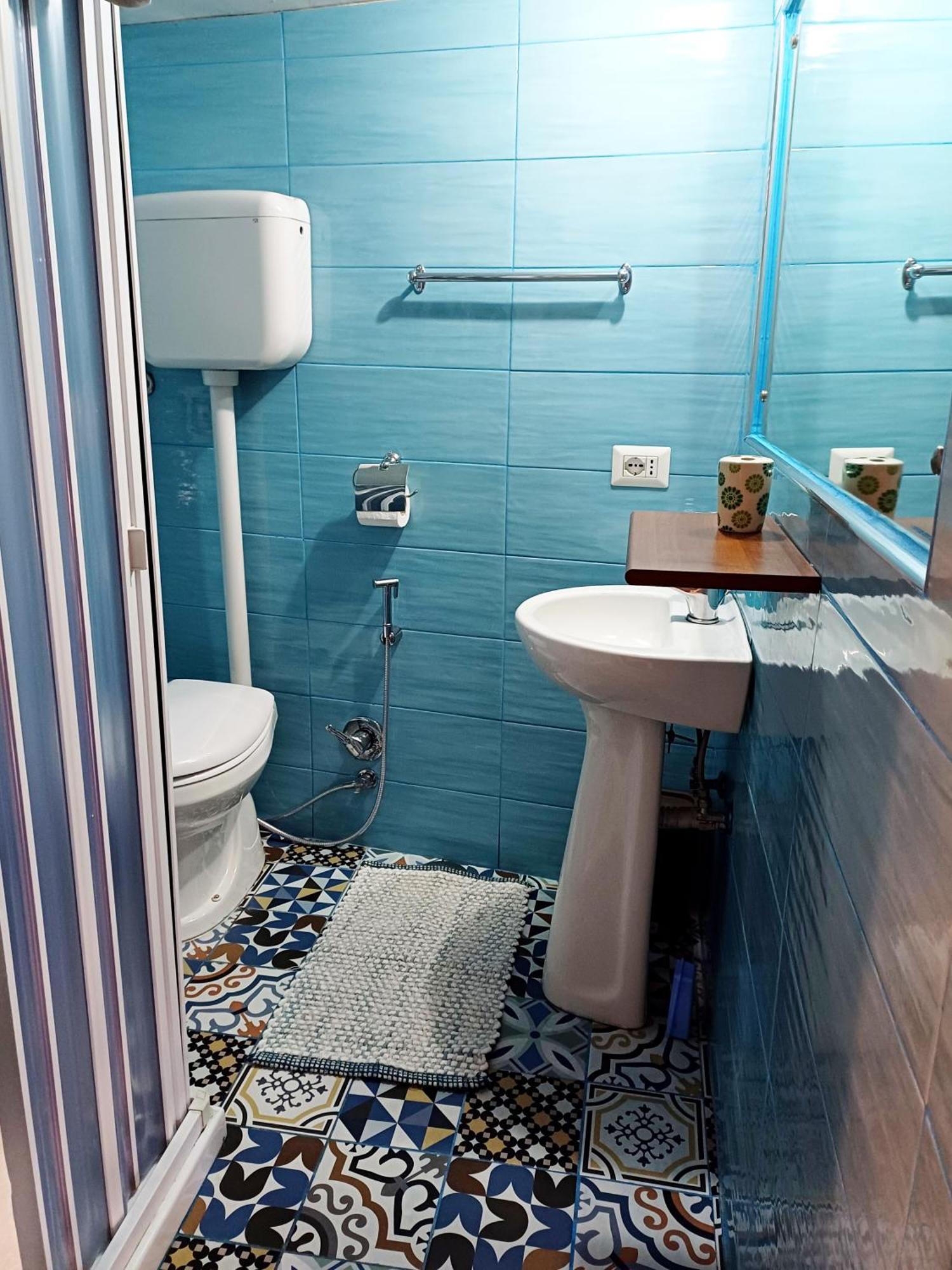 Goldencube Guest house *