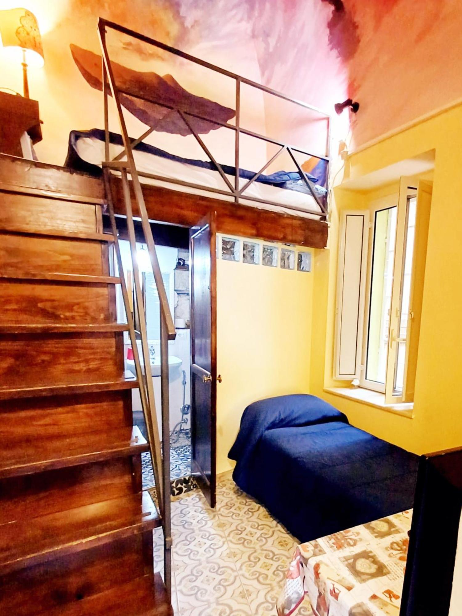 Goldencube Guest house *