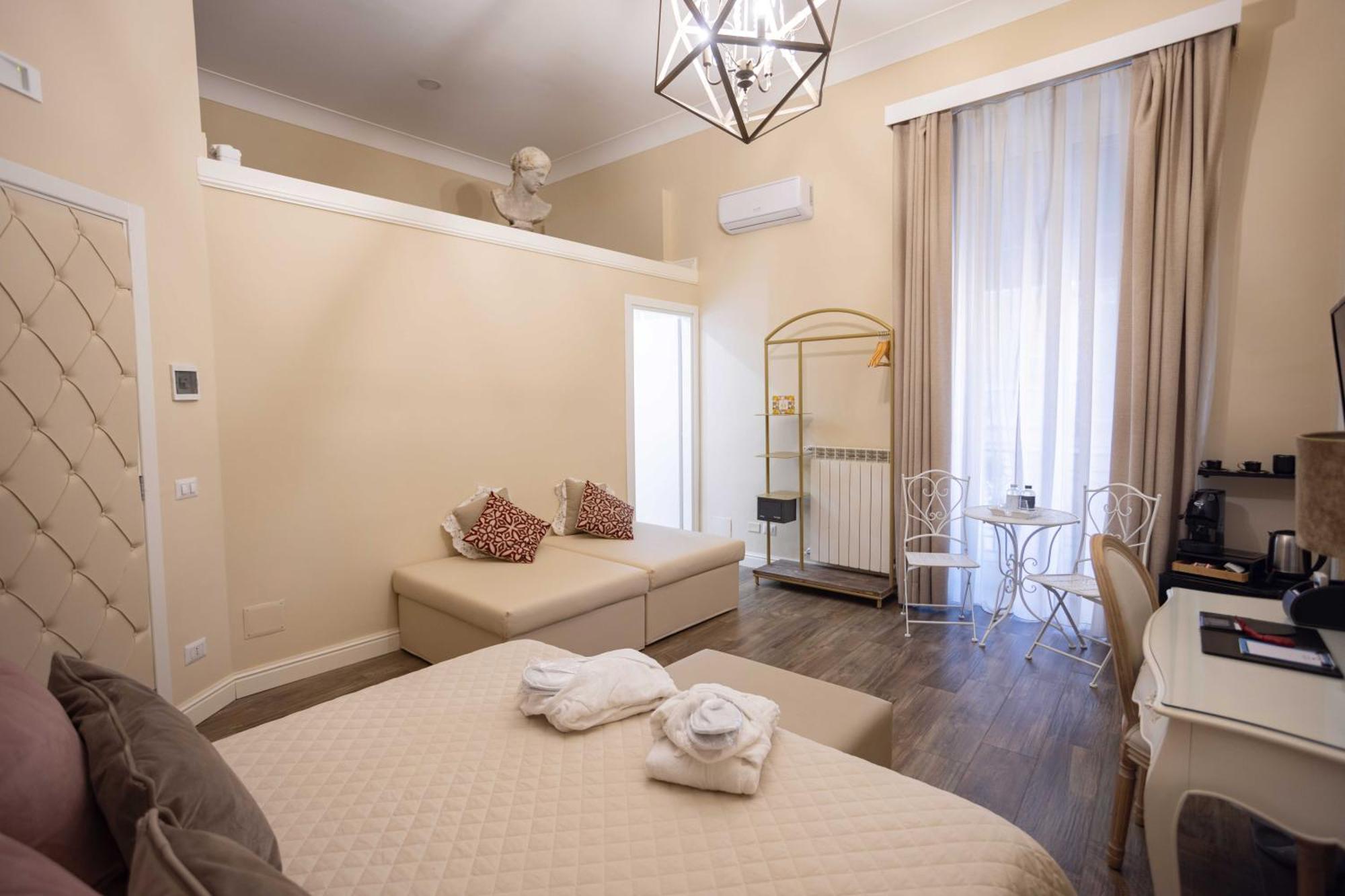 Domus Deorum Deluxe 2* Naples