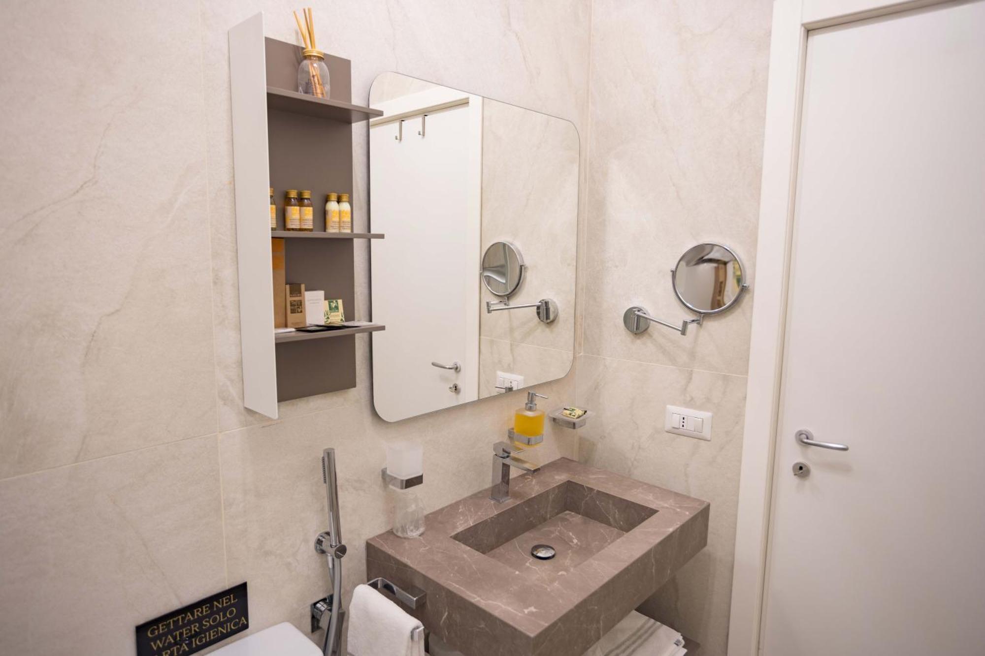 Domus Deorum Deluxe Bed & Breakfast Naples