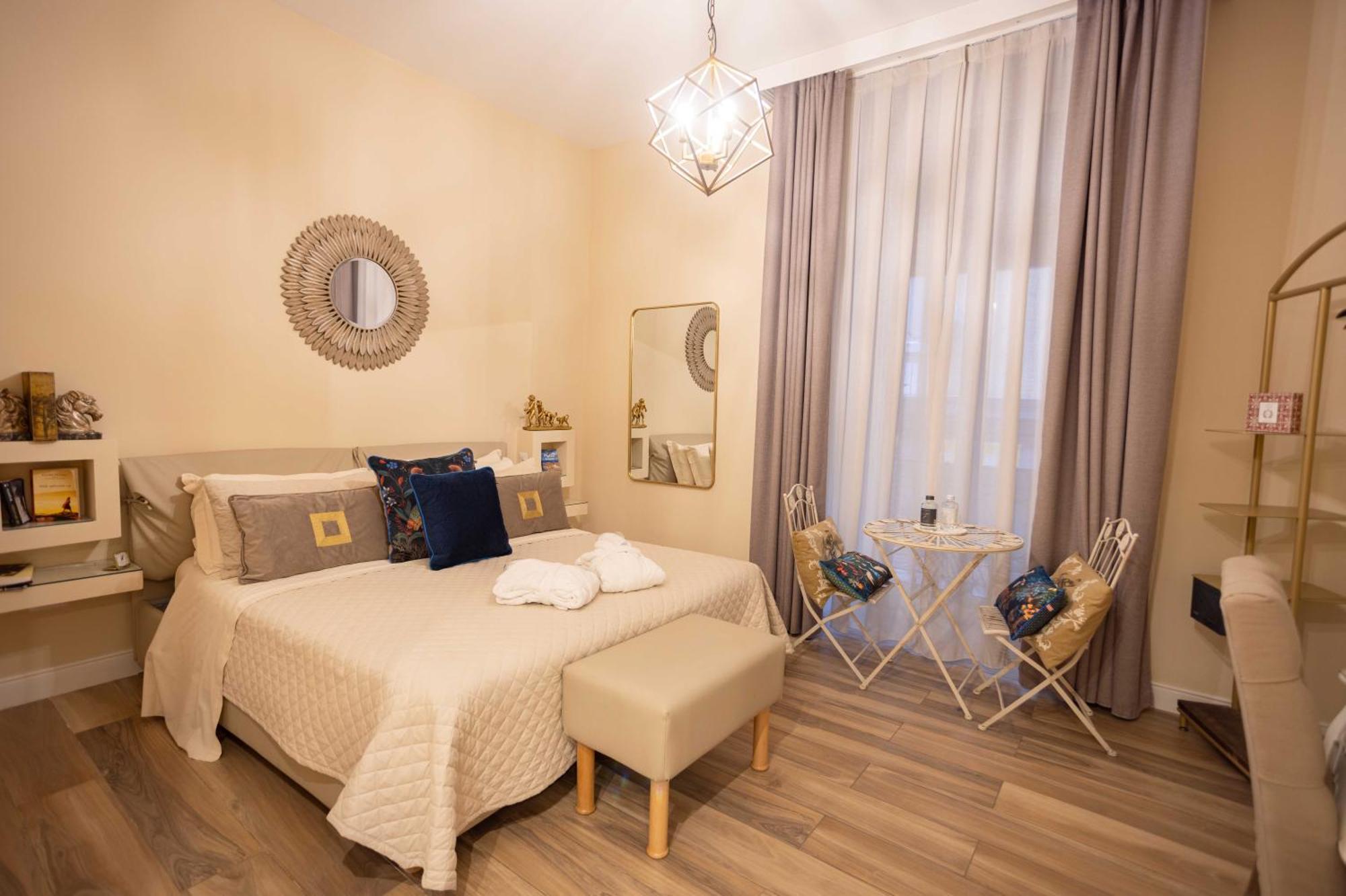 Domus Deorum Deluxe 2* Naples