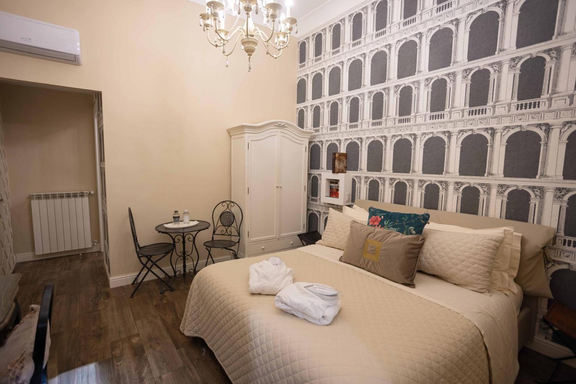 Domus Deorum Deluxe 2* Naples