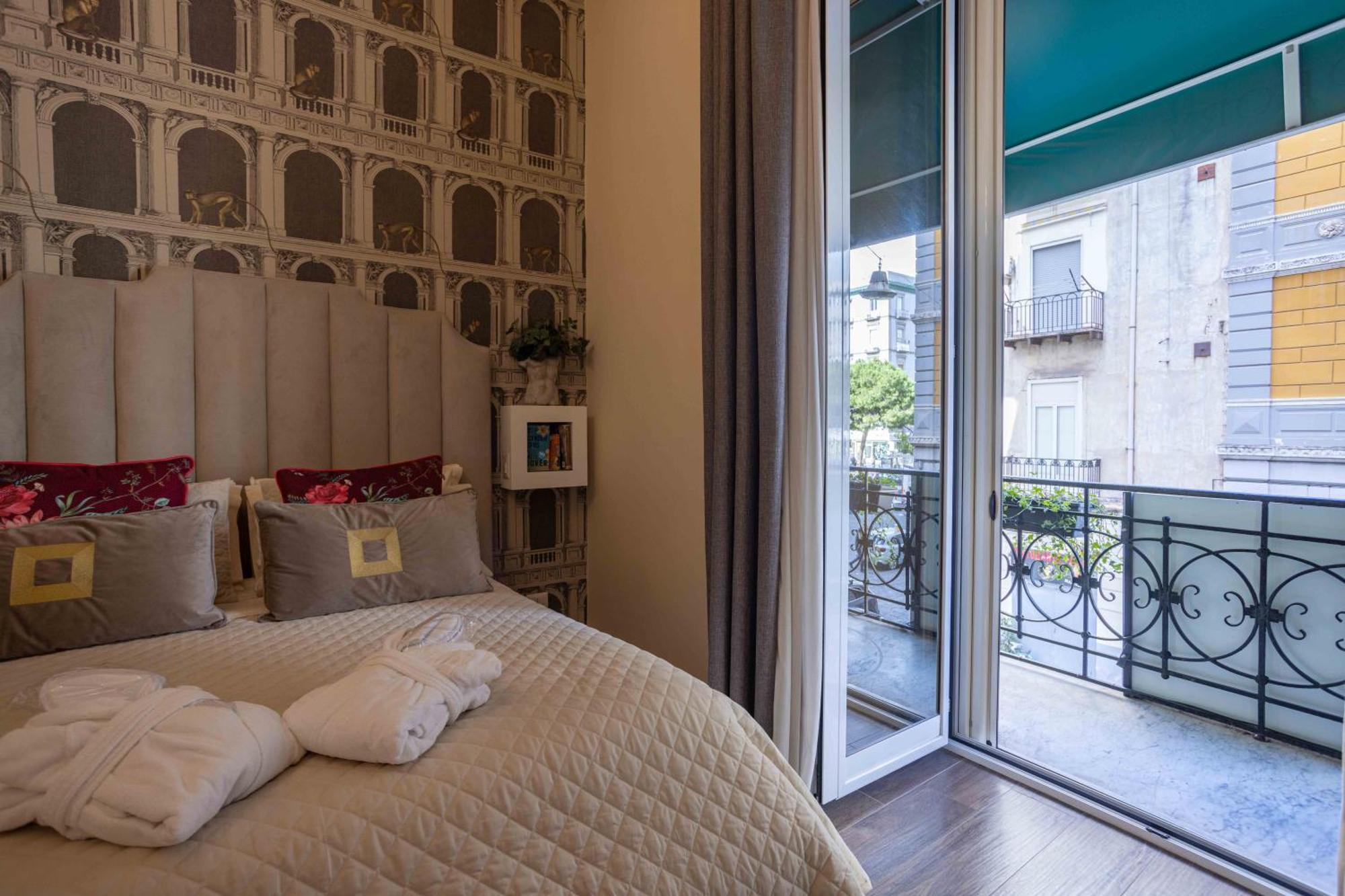 Domus Deorum Deluxe 2* Naples