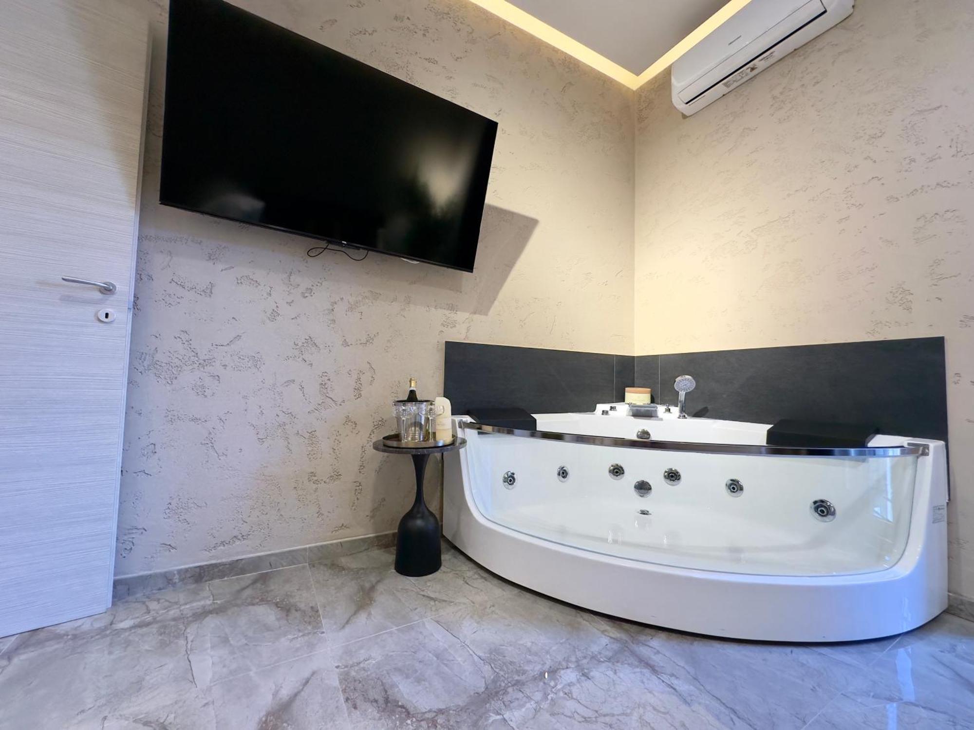 Falco Boutique With Jacuzzi Naples