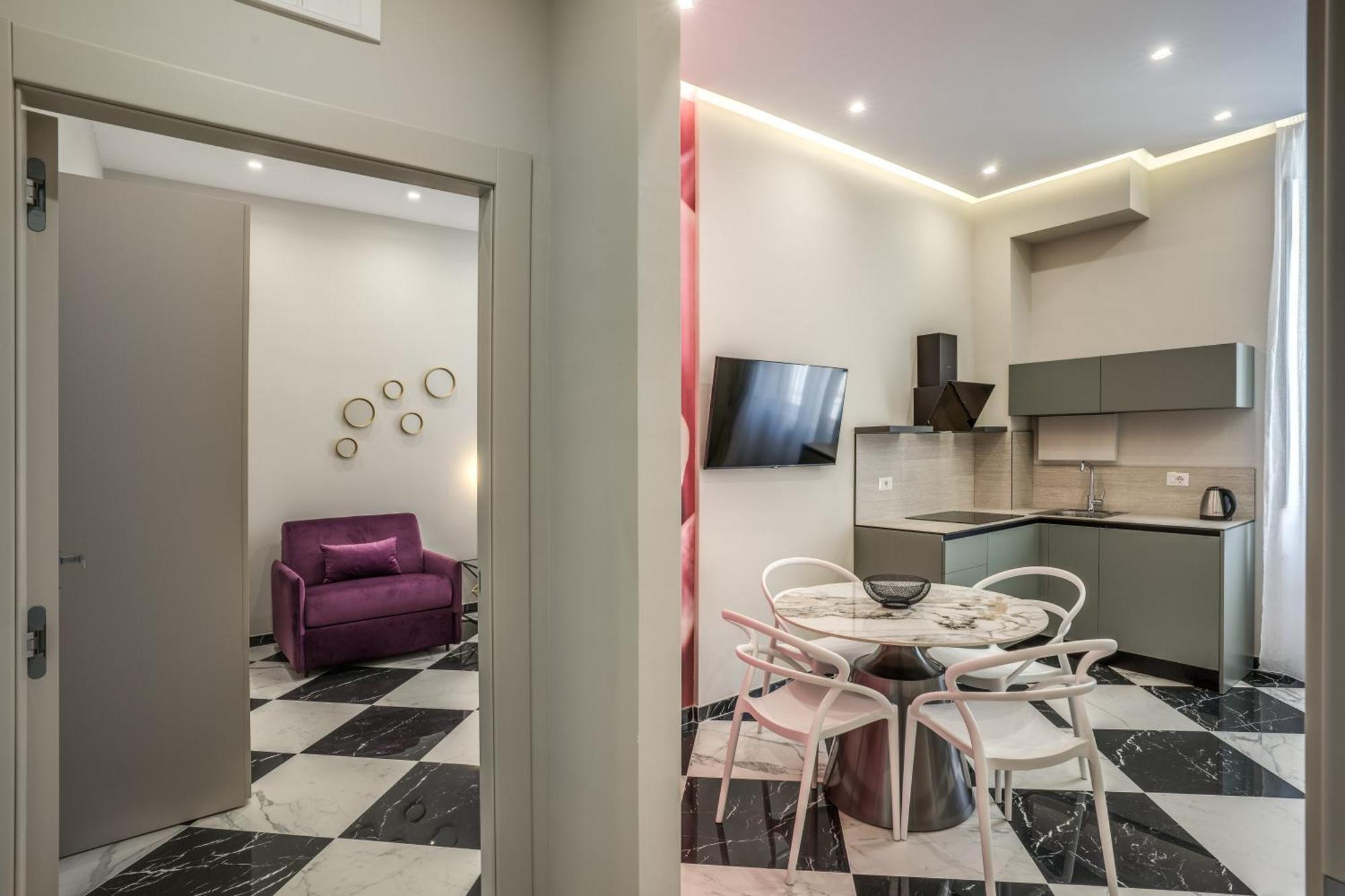 Lady Rose One Apartment *
