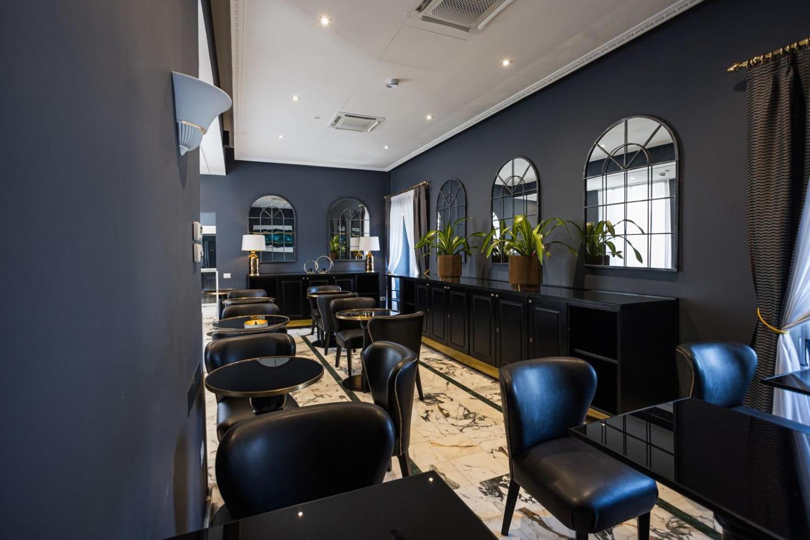 Boutique Metro 900 Naples