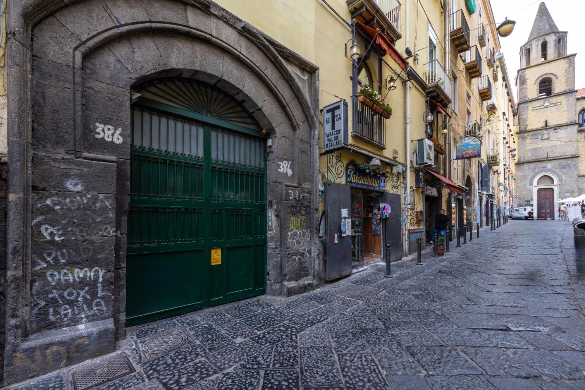 Piazza Miraglia - By Wonderful Italy Naples