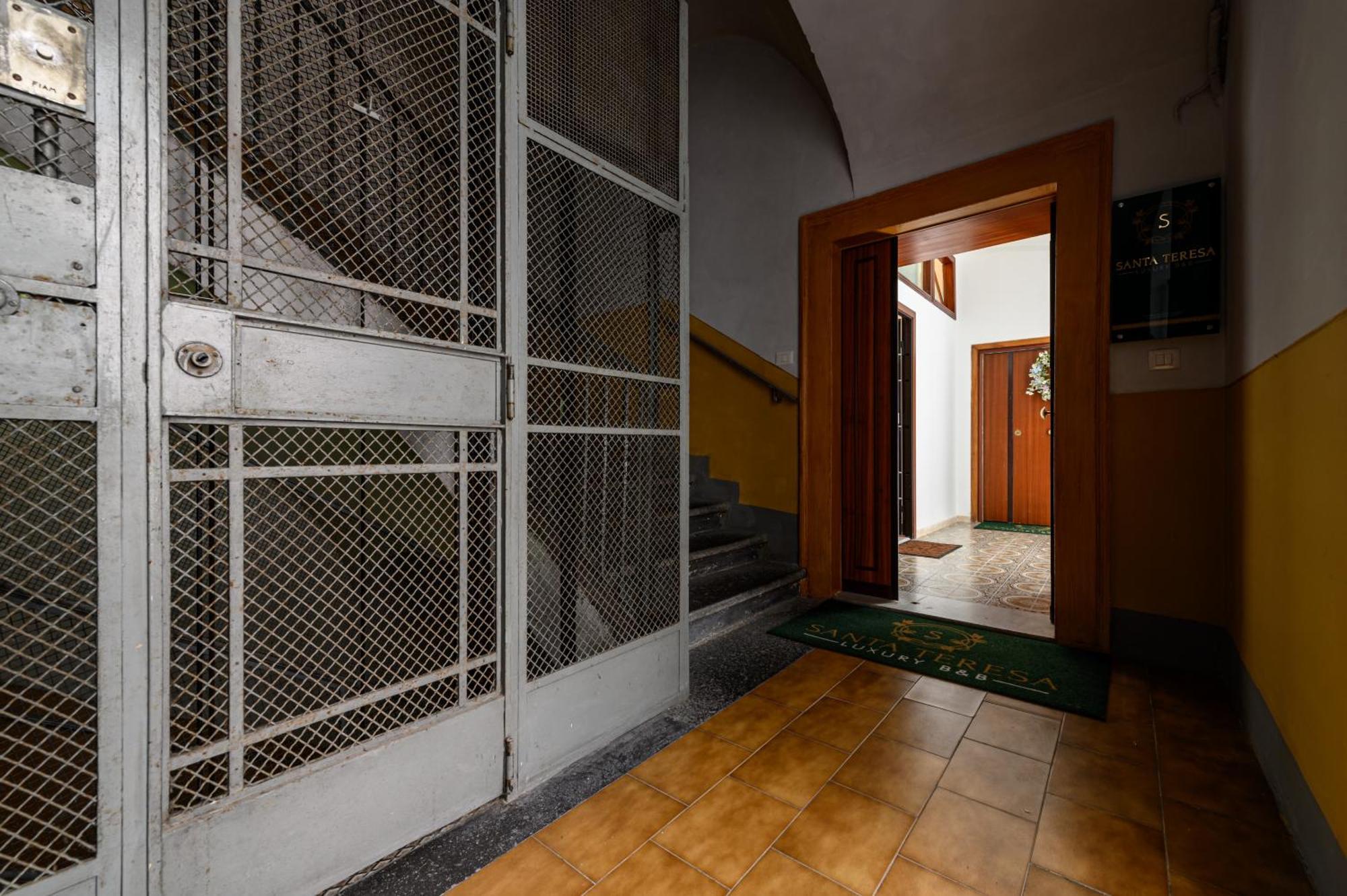 Santa Teresa Degli Scalzi 118 Apartment *