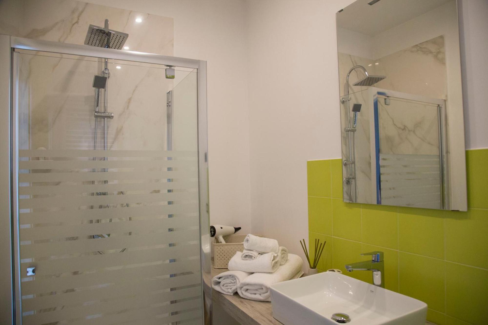 Garibaldi Guest house *