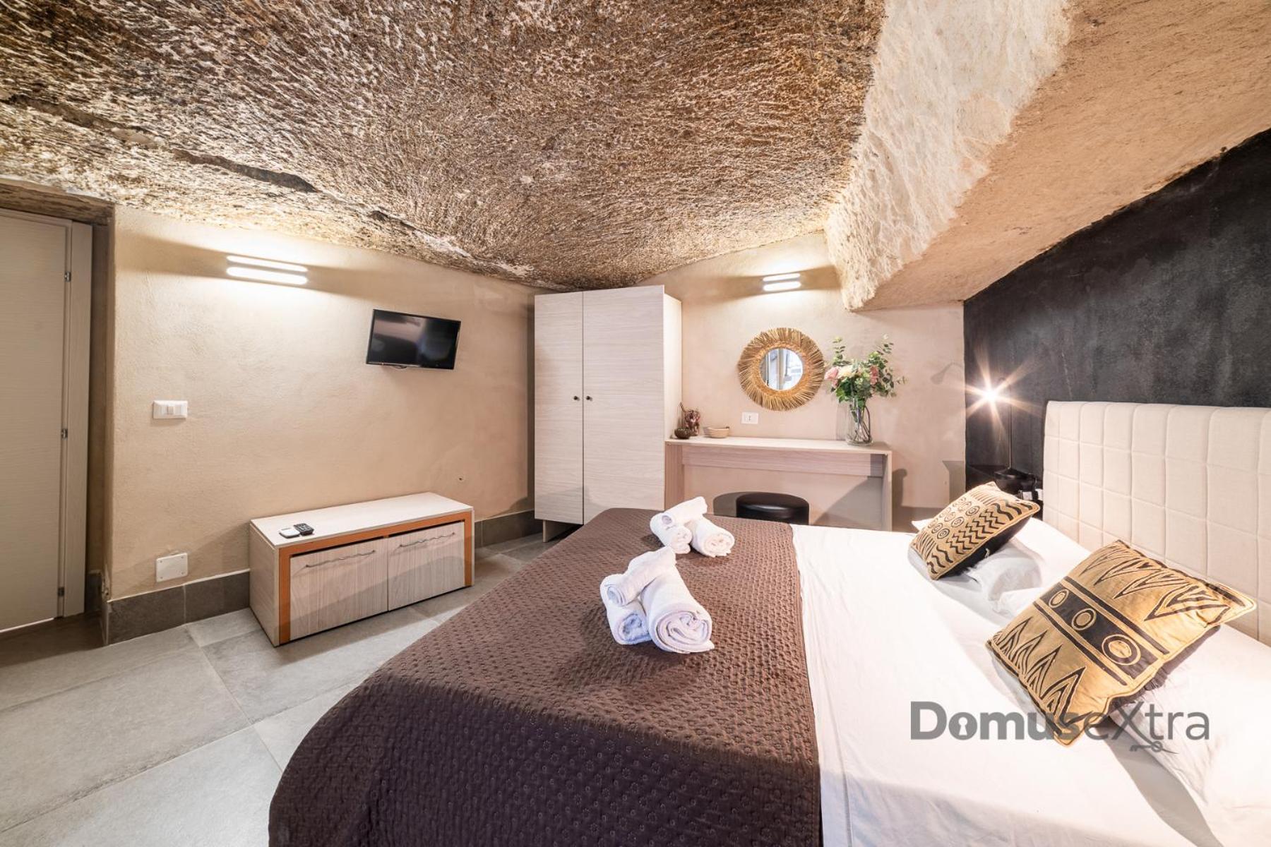 La Casa Nel Tufo By Domusextra * Naples