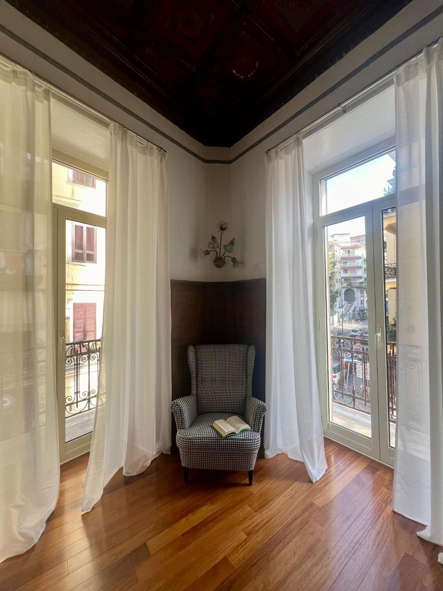 Elegant Vomero Hideaway - Family Friendly * Naples