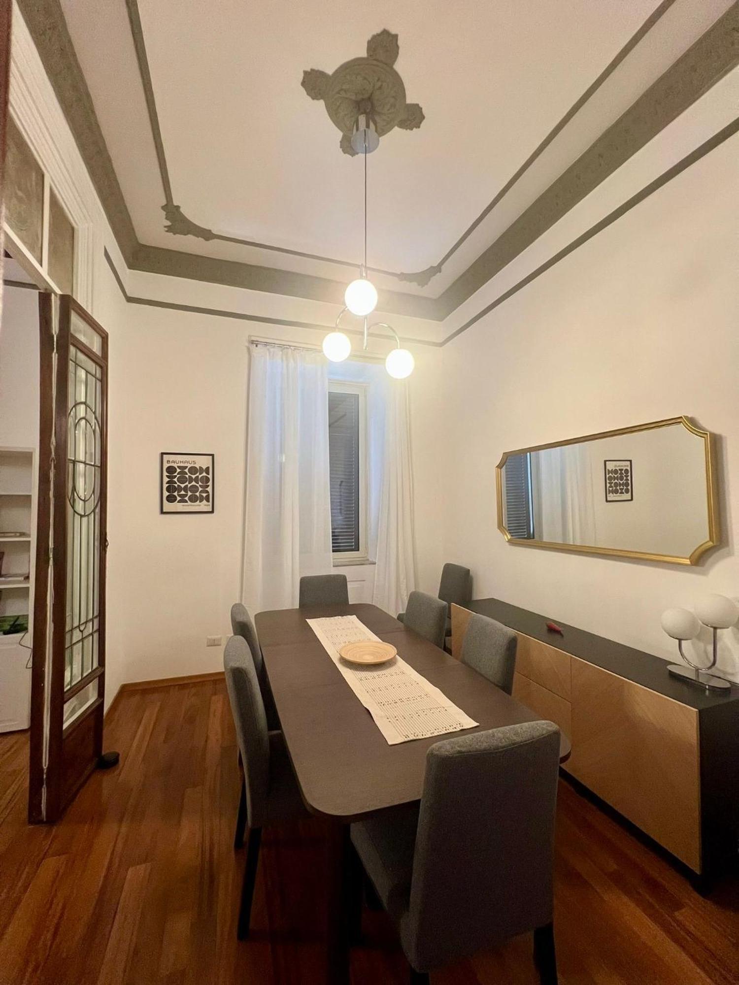 Elegant Vomero Hideaway - Family Friendly * Naples