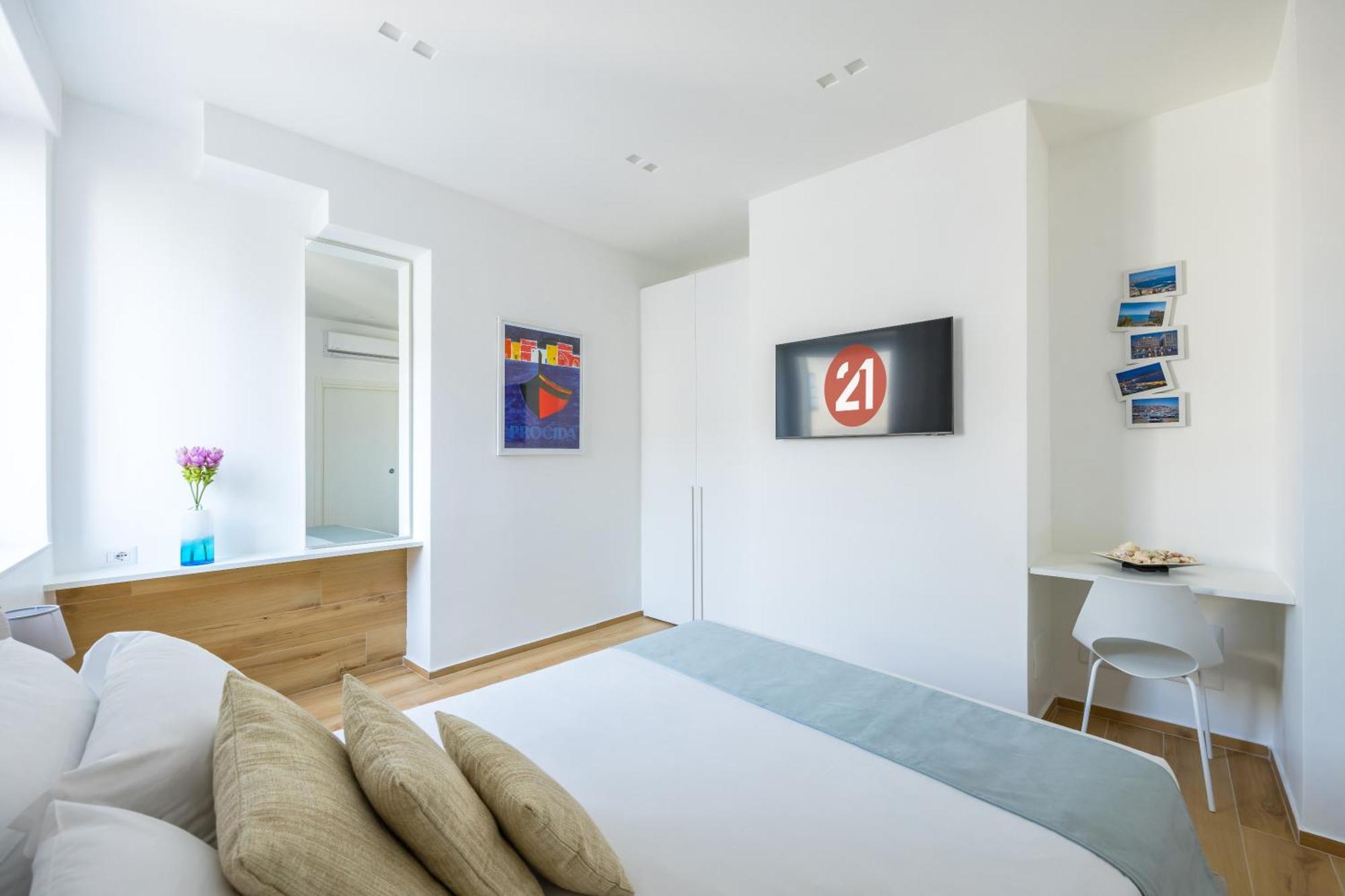 New In The Heart Of Naples-attwenty-one Coral Apartment *