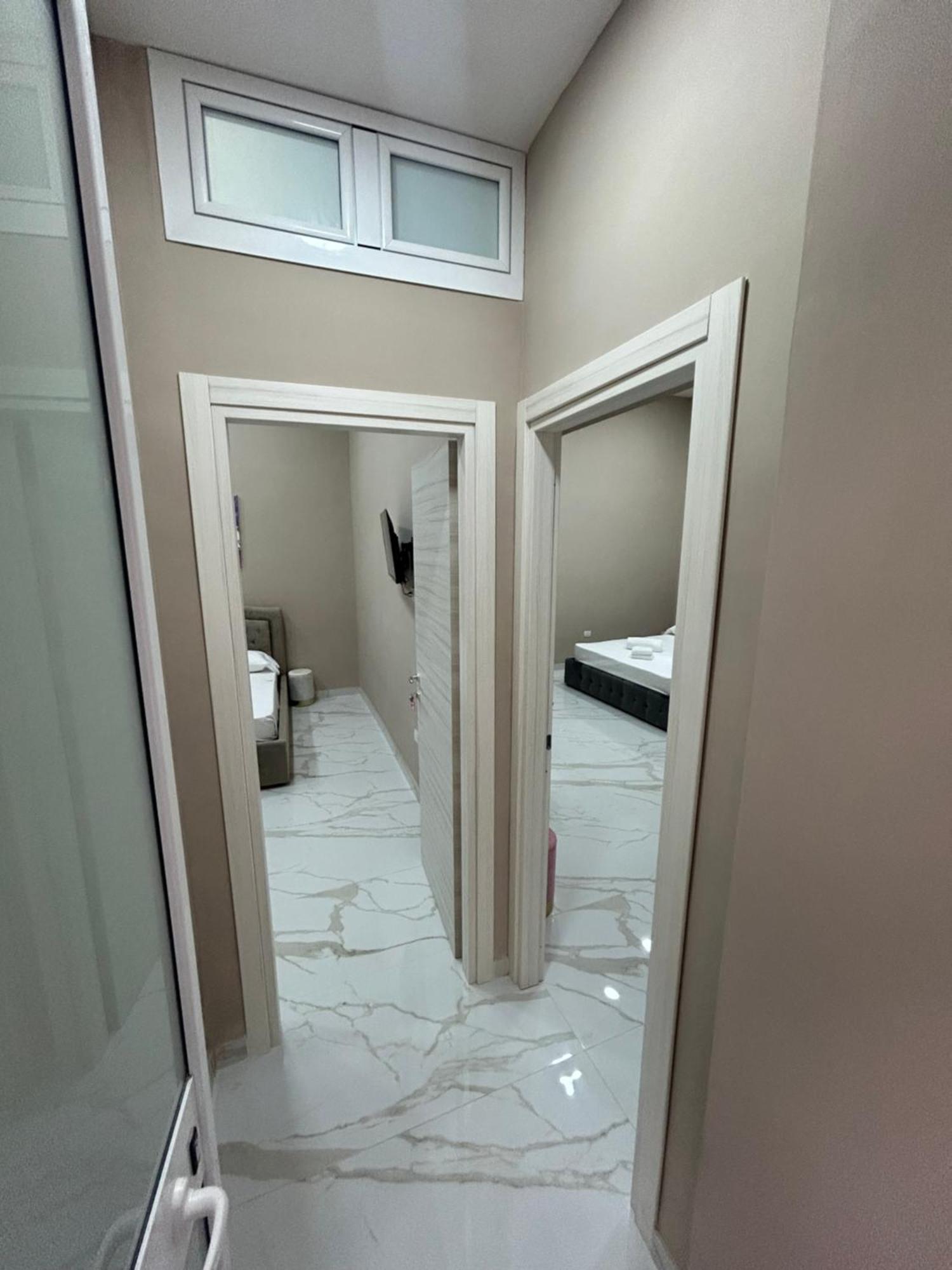 Valentino Caracciolo 105 Apartment
