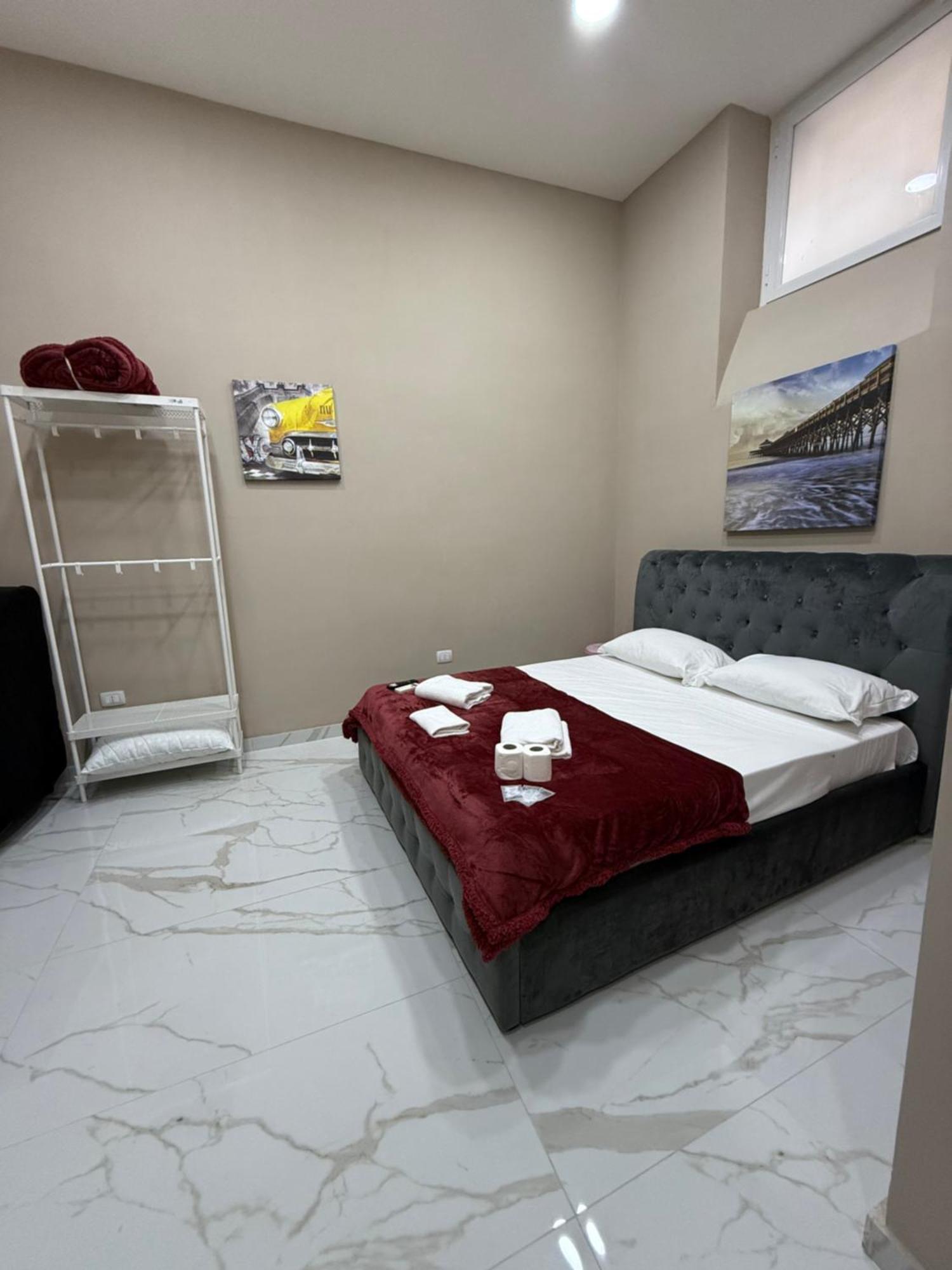 Valentino Caracciolo 105 Apartment