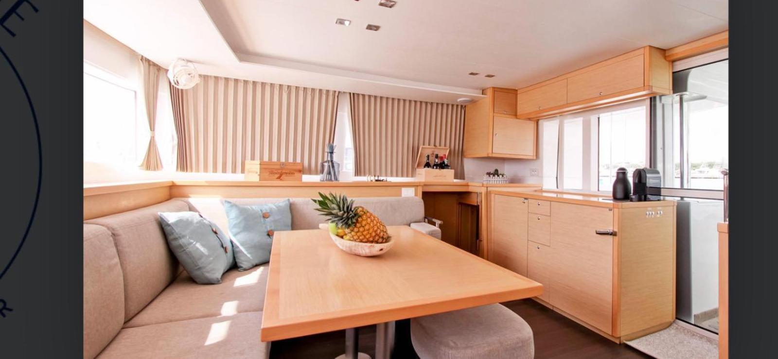 Botel Catamarano Nemo45 Naples