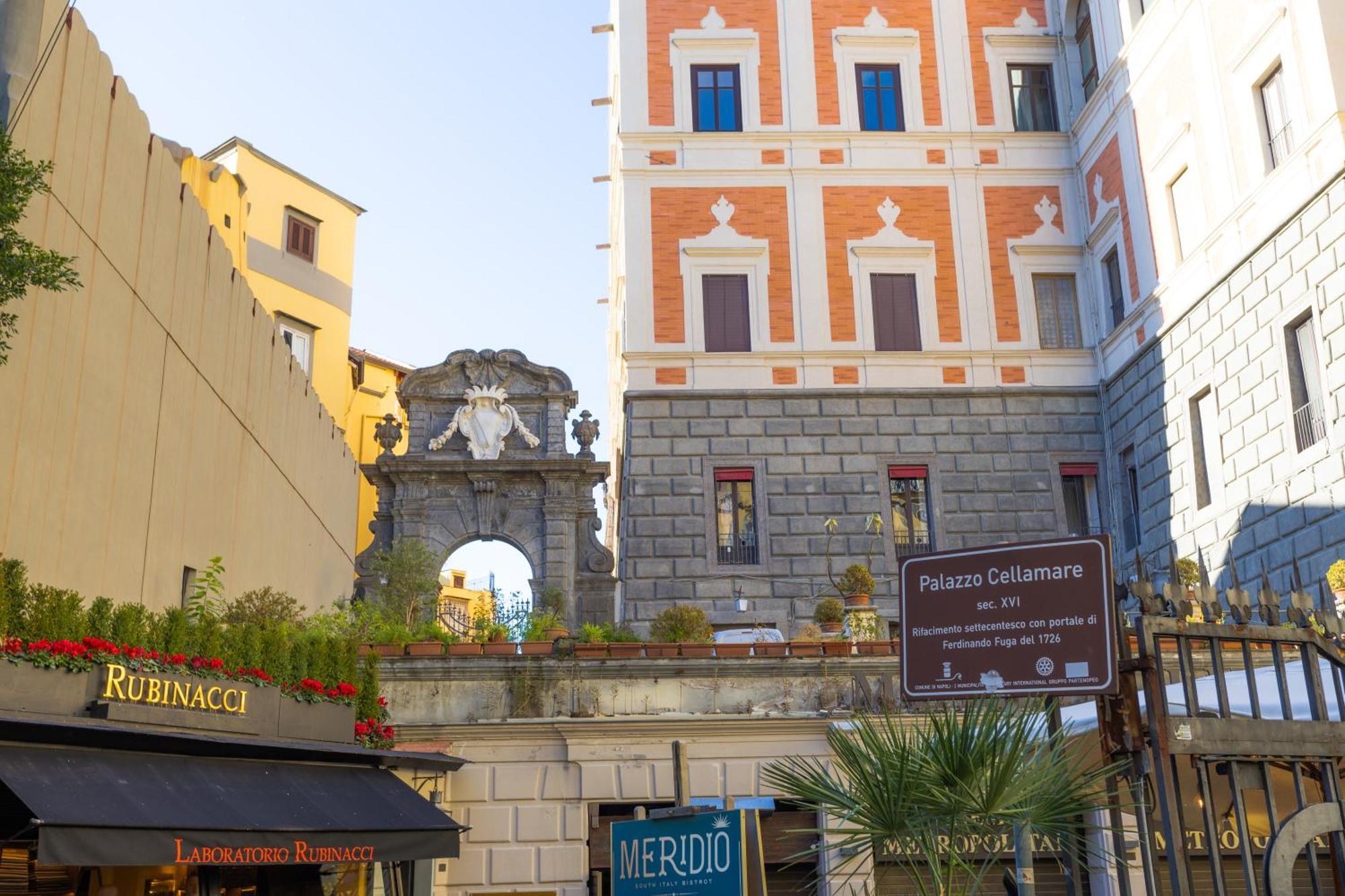Follaky Secret Garden * Naples