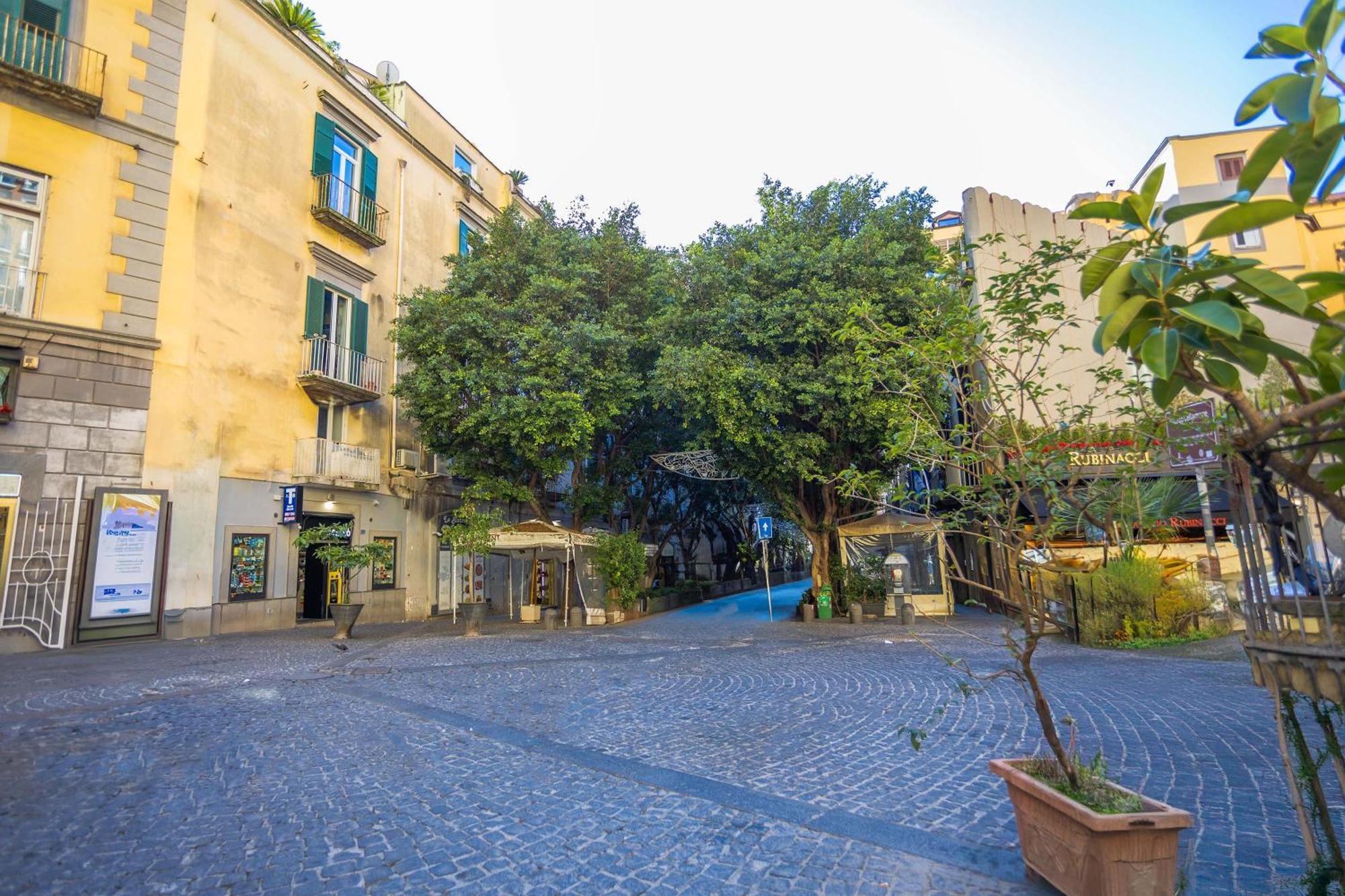 Follaky Secret Garden Naples