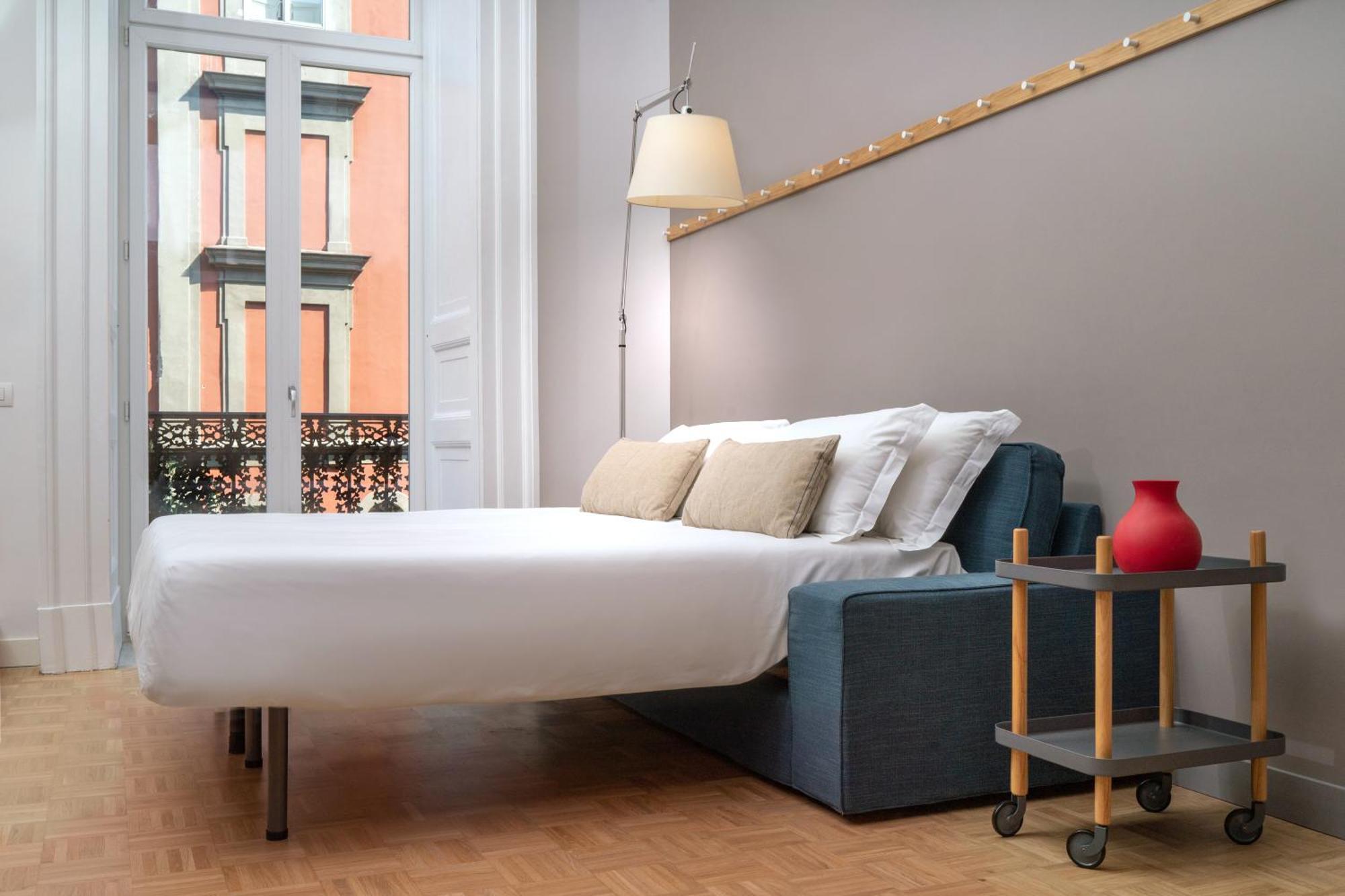 Piazza Bellini & Hotel 3*