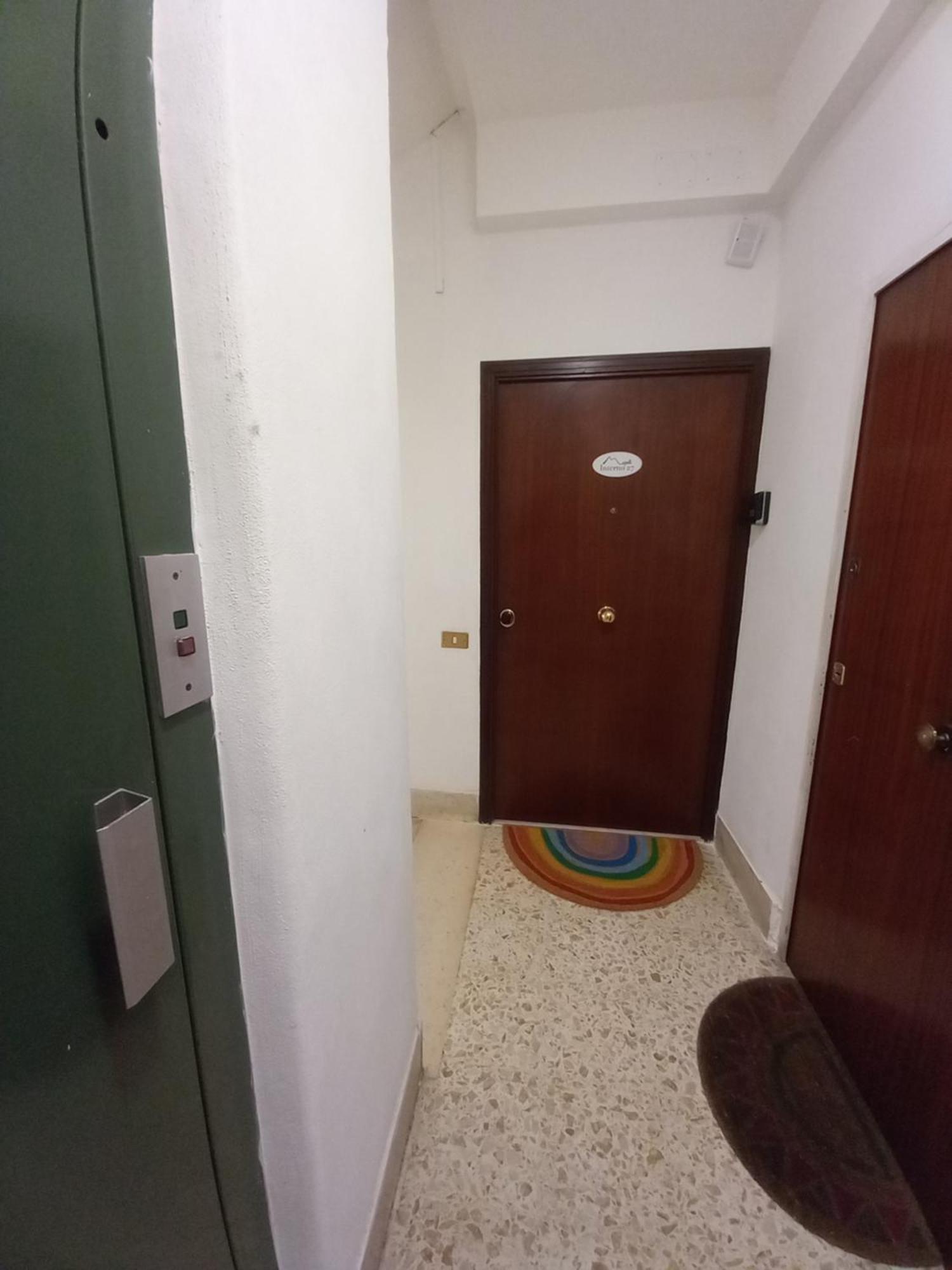 Interno27 *