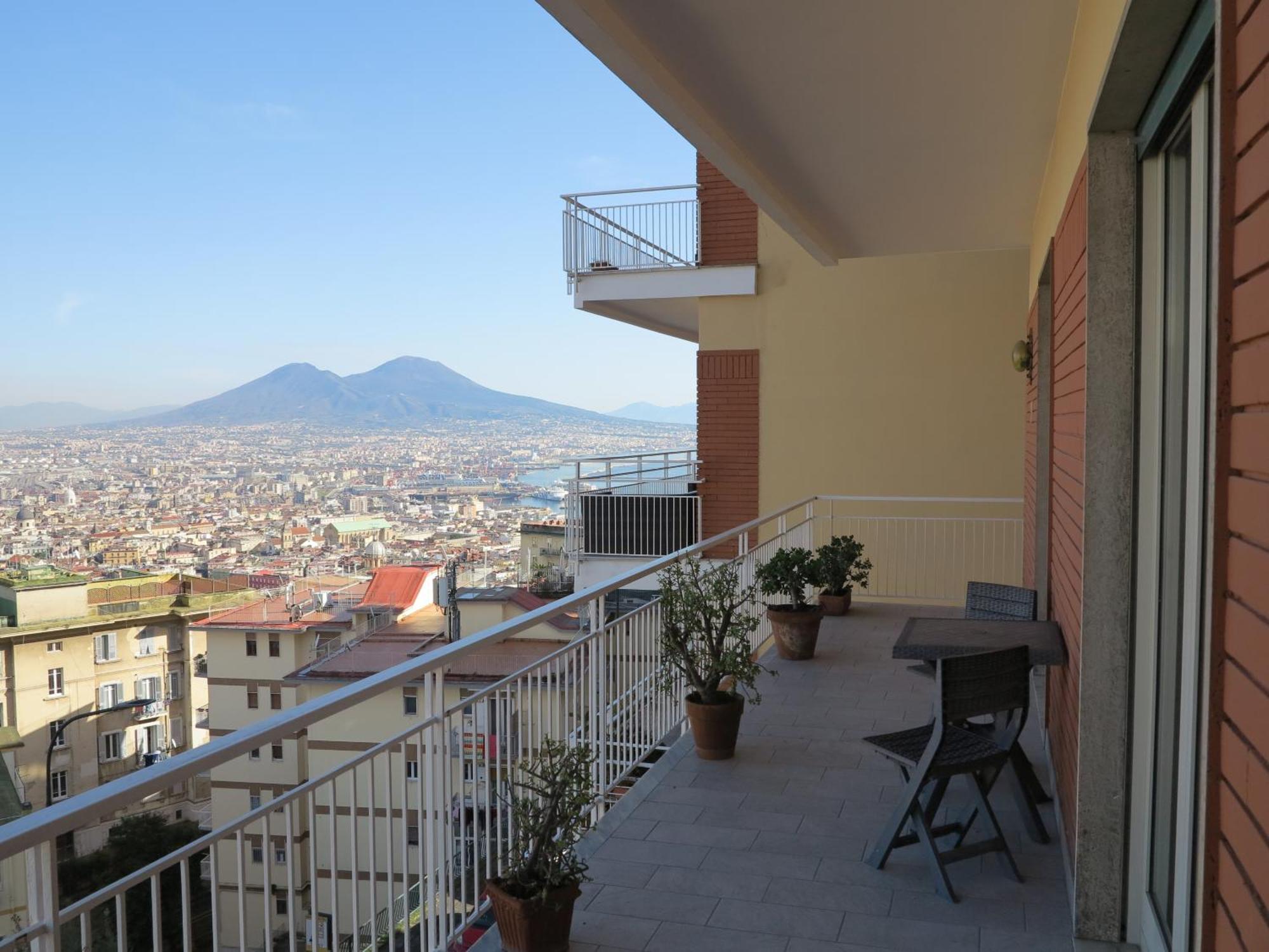 Pretty Panoramic - Half Way Center-vomero District Apartment