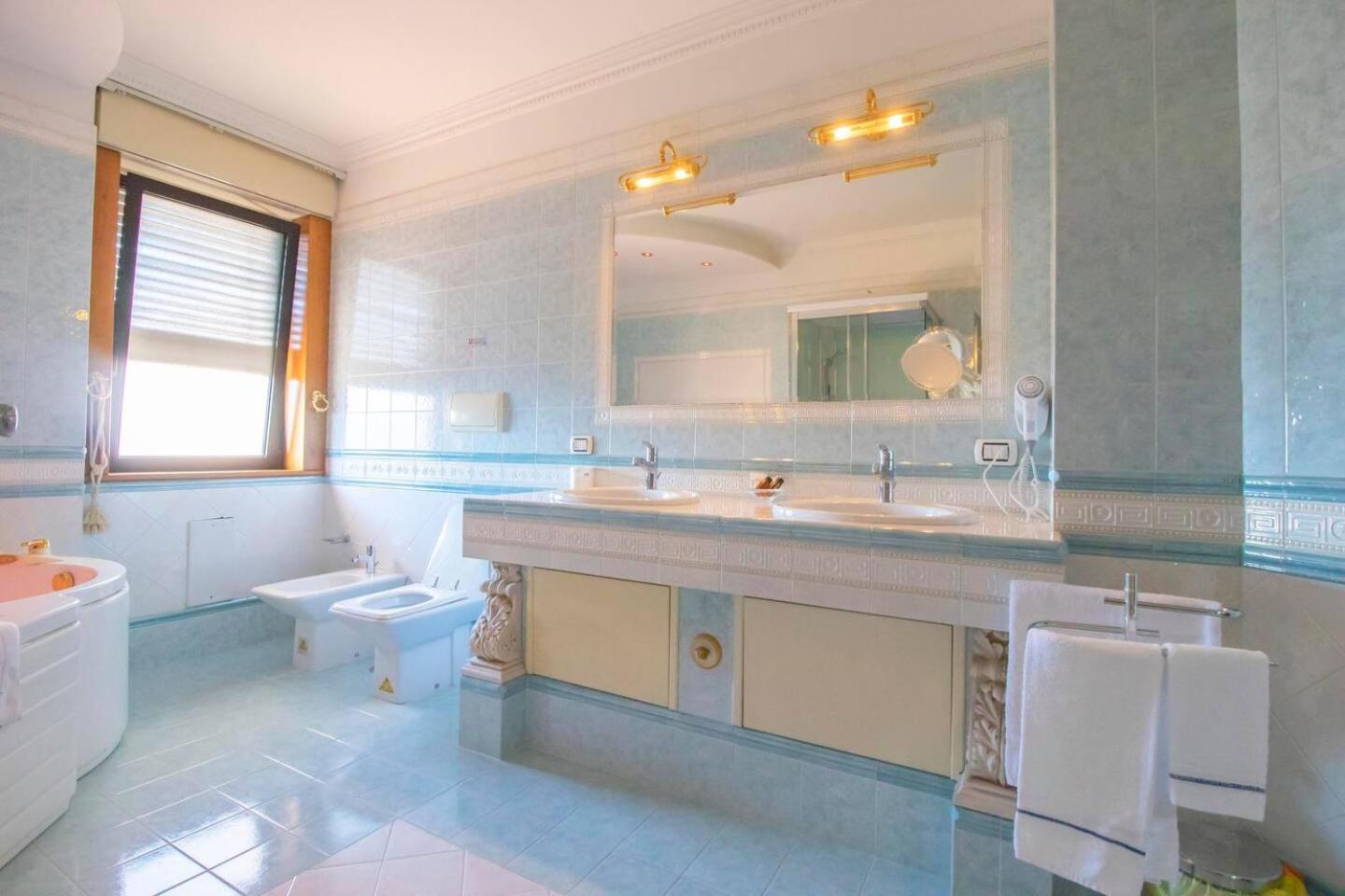 Sonevi * Naples