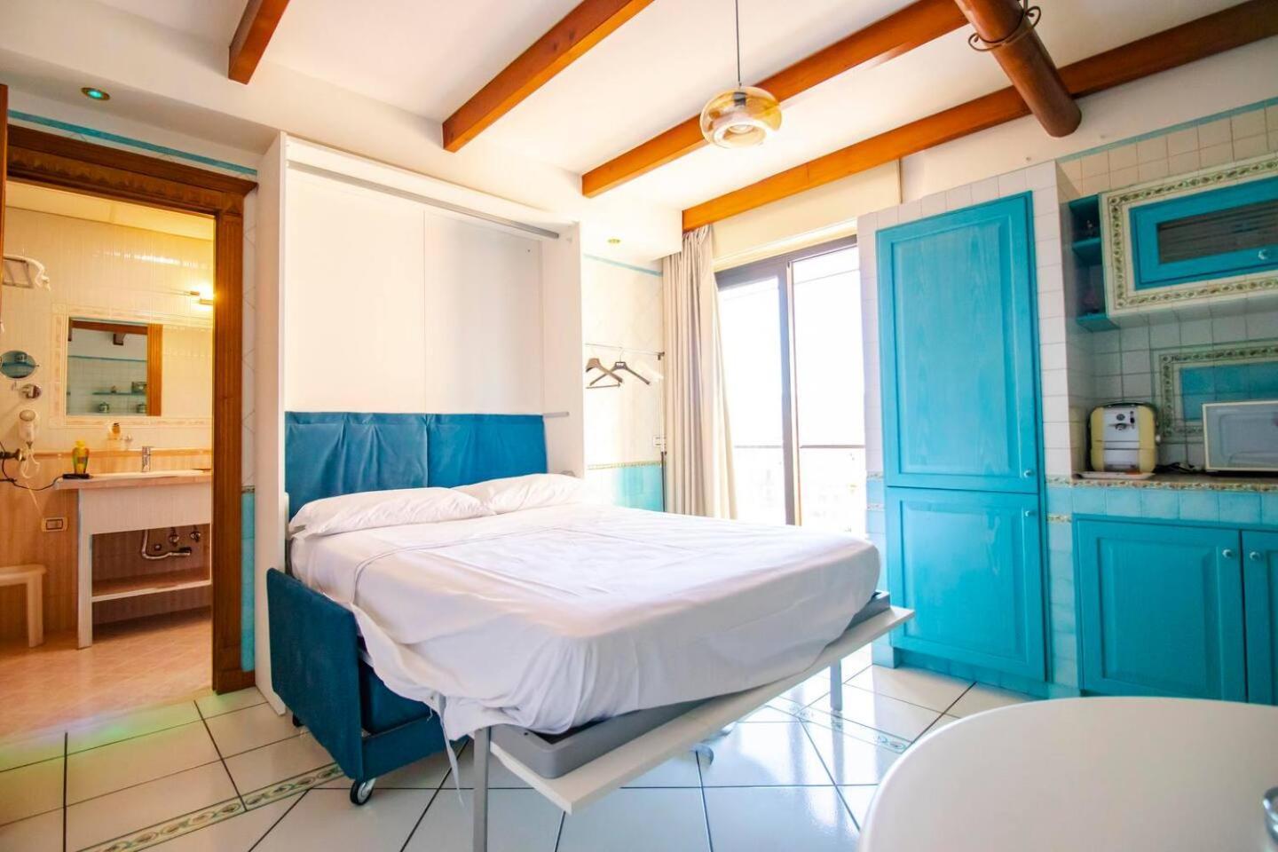 Sonevi * Naples