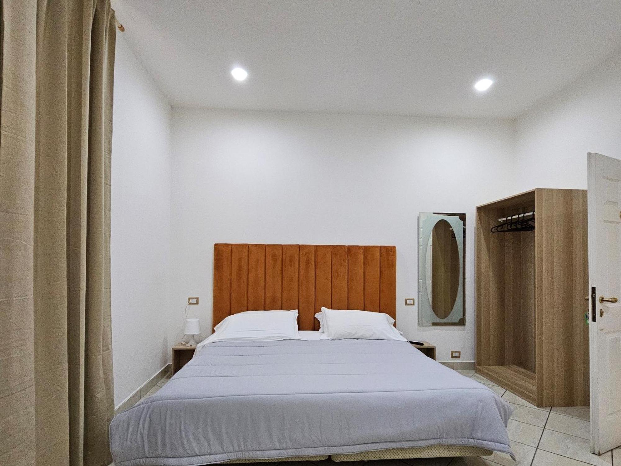 Room&jacuzzi 2* Naples