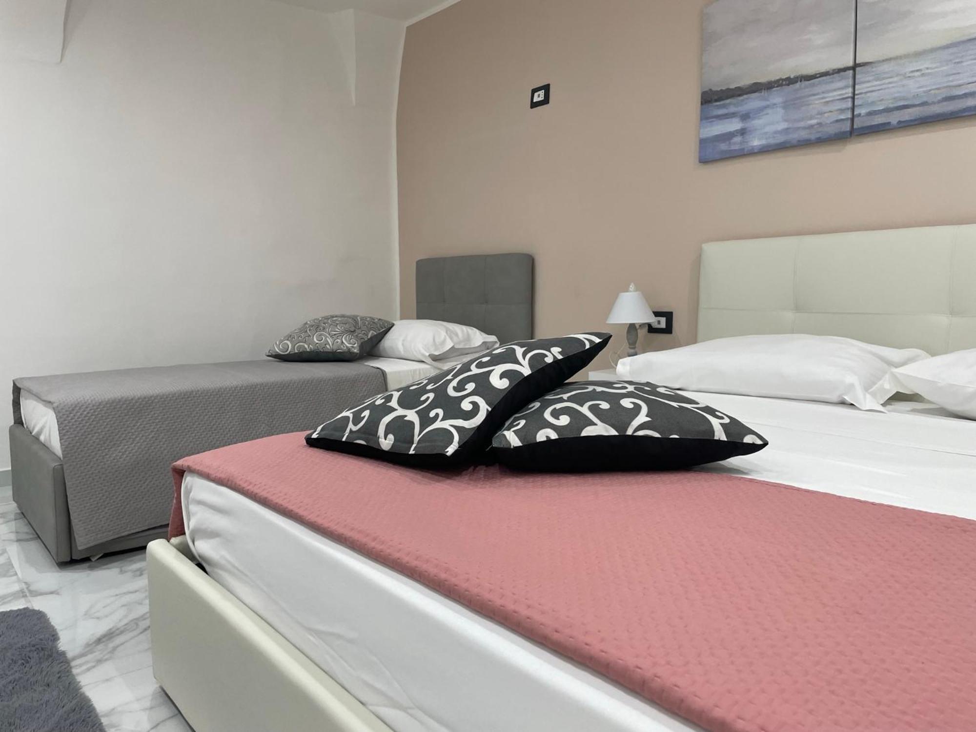 Ludben House Guest house Naples