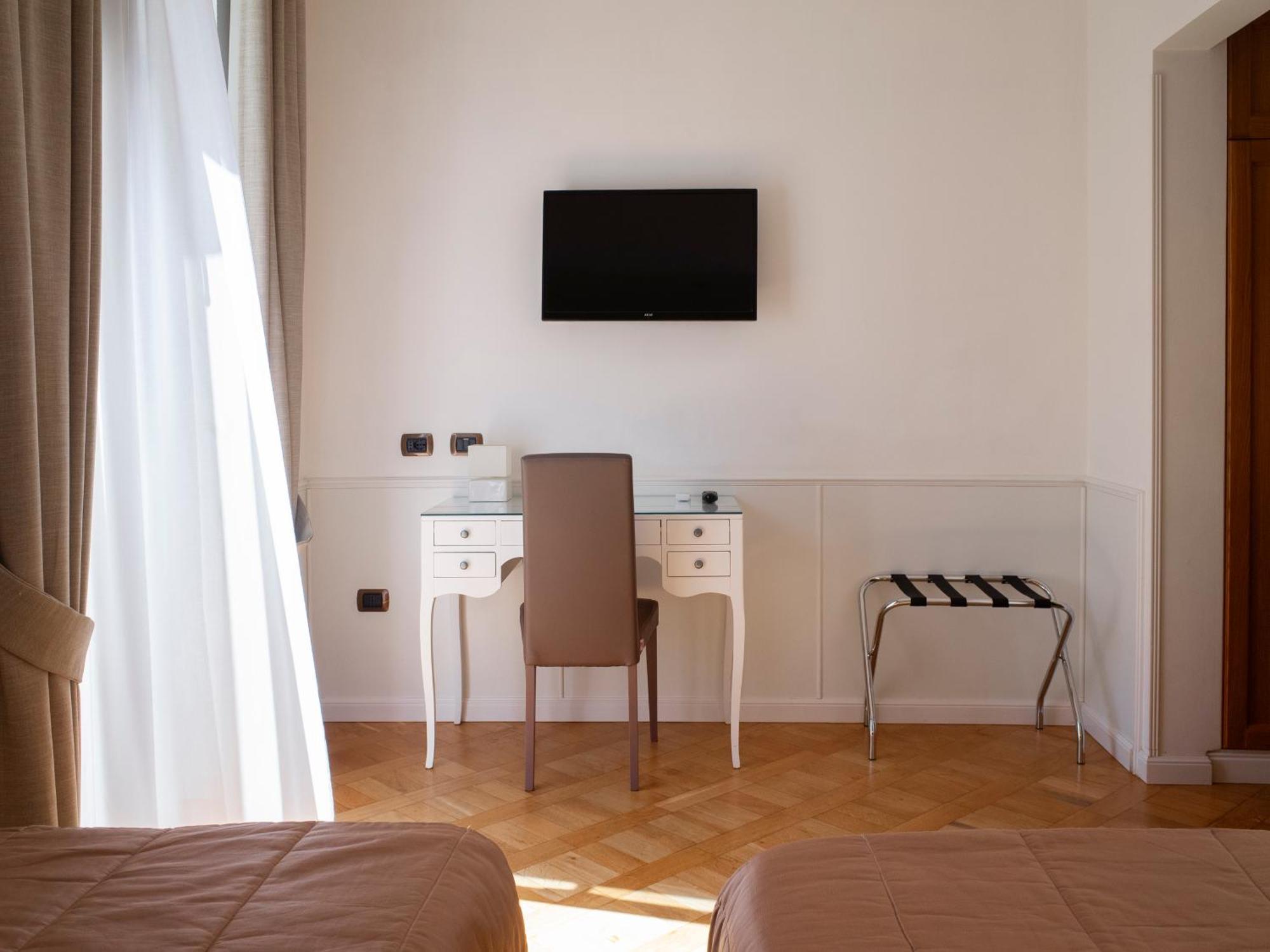Grand Europa & Restaurant Naples