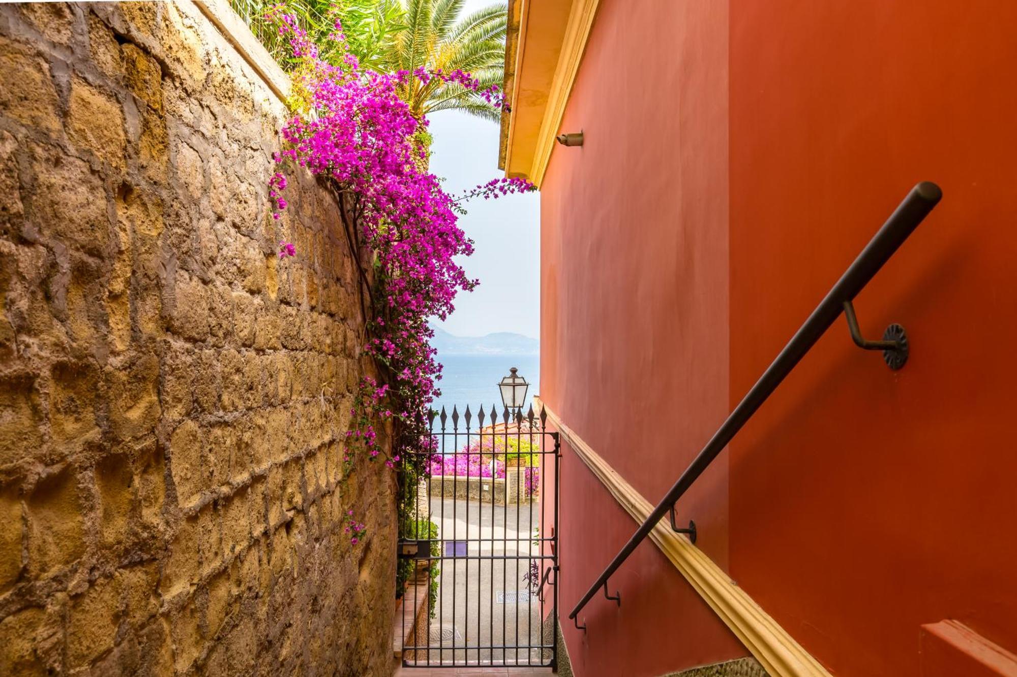 Dolcevita With Parking By Napoliapartments Naples