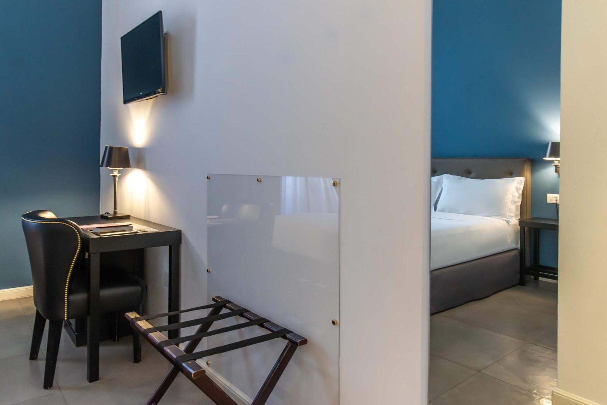 Boutique Metro 900 Naples
