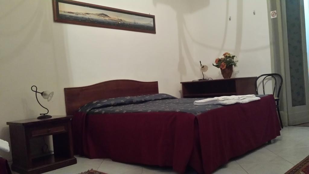 Miseria E Nobilta' 2* Naples