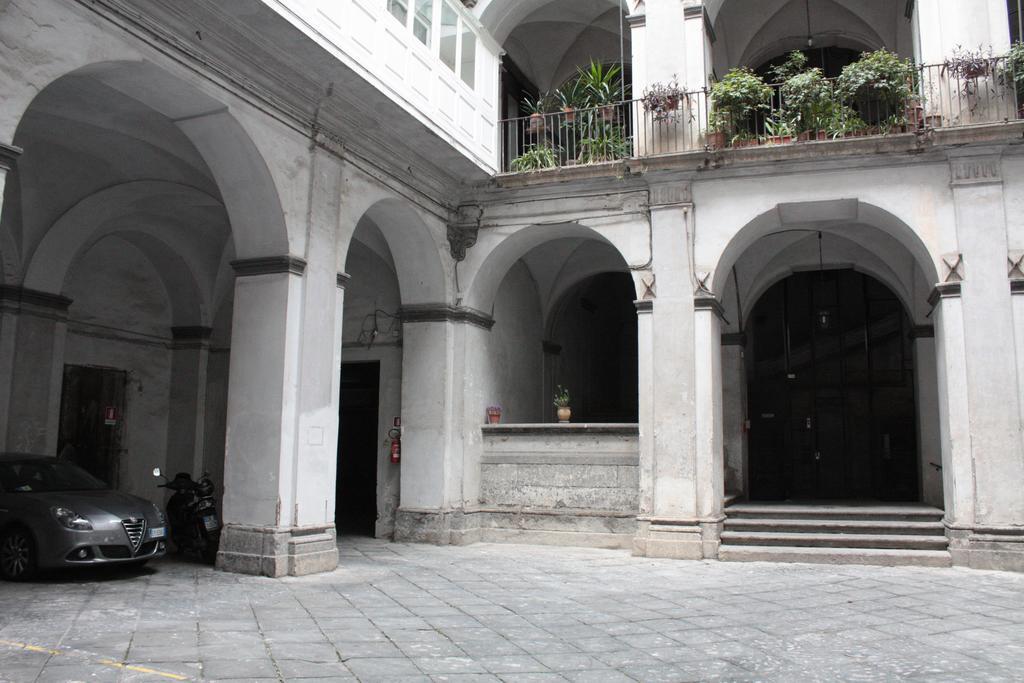Charming * Naples