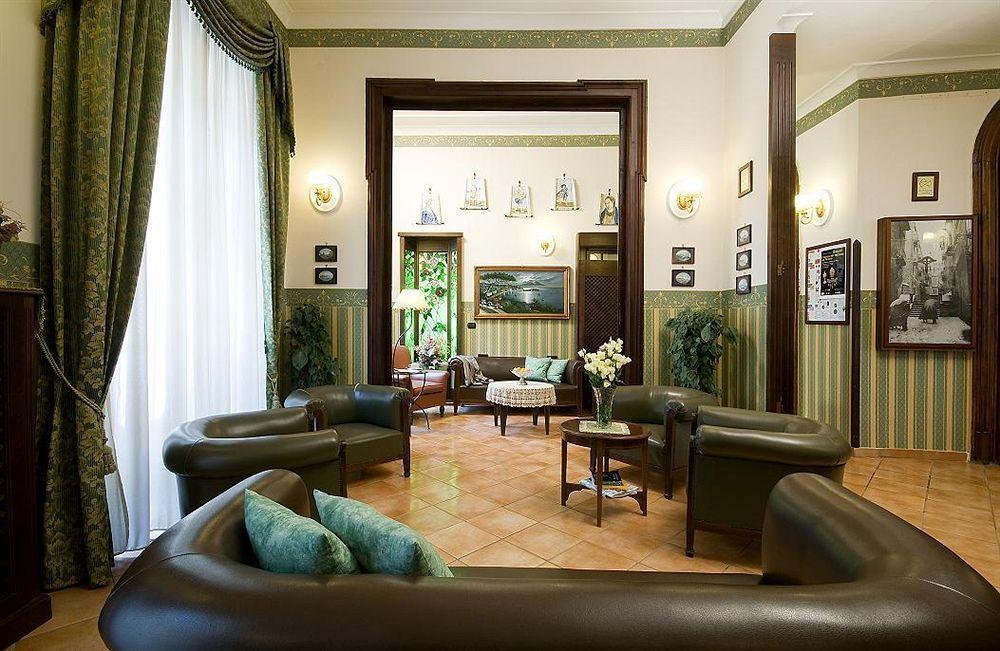 Pinto-storey Hotel 3*