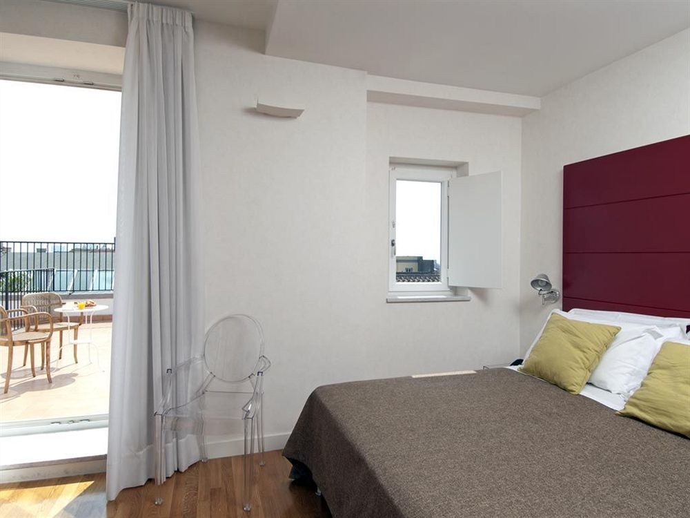 Piazza Bellini & Hotel Naples