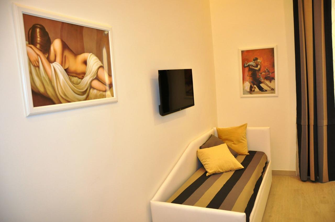 Chiaia 216 Bed & Breakfast 2*