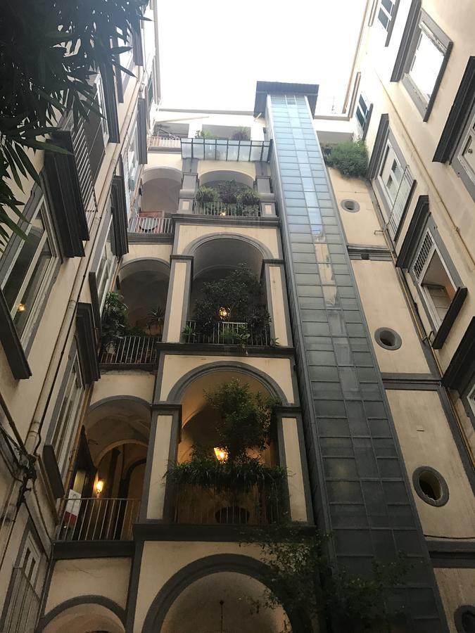 Chiaia 216 Bed & Breakfast 2*