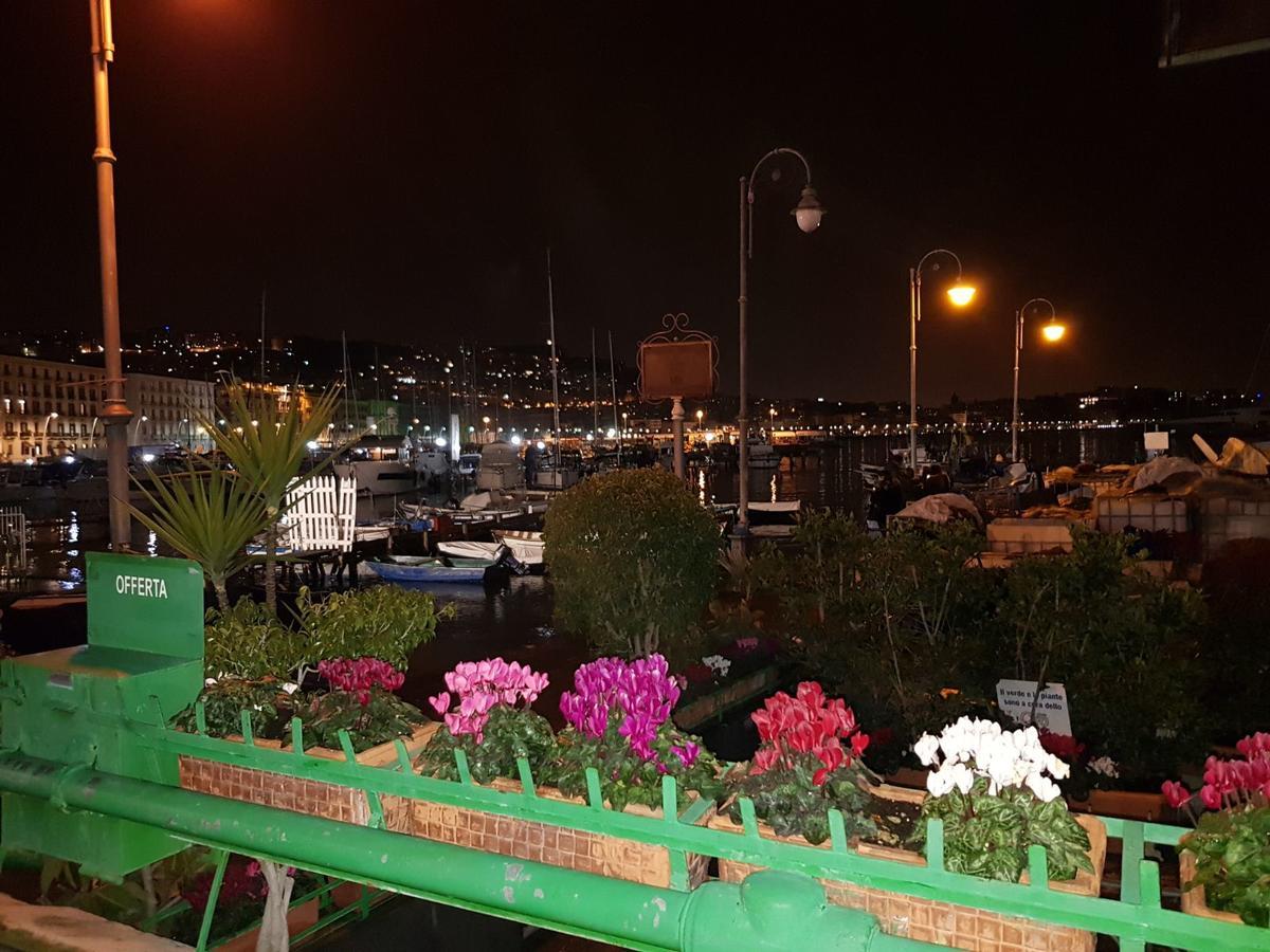 Lungomare Caracciolo Mon *