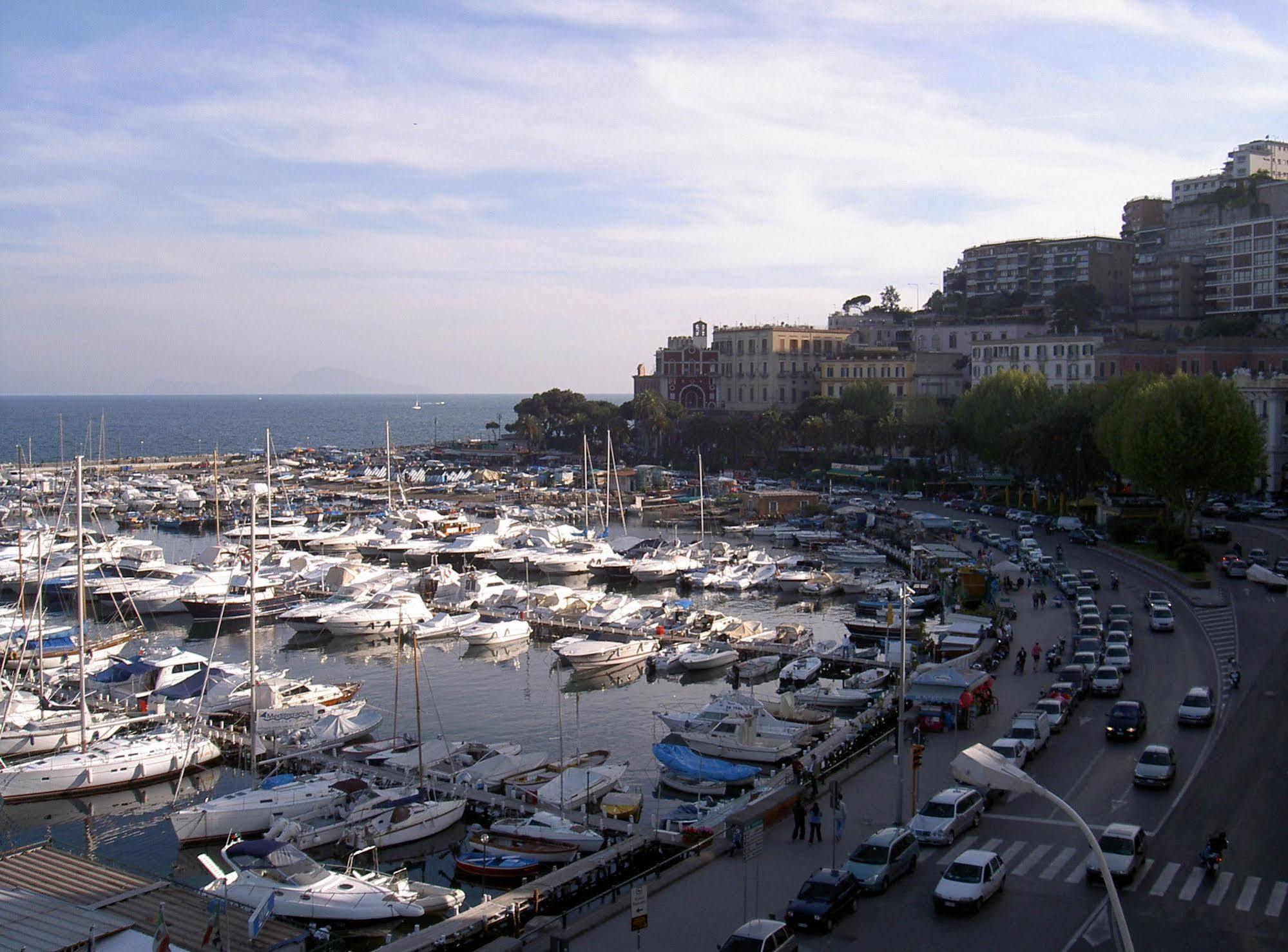 Bed & Breakfast Caracciolo 10 Naples