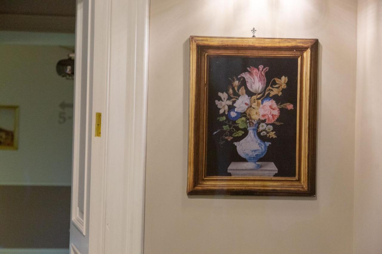 Leone D'autore - Chiaia Guest house 3*