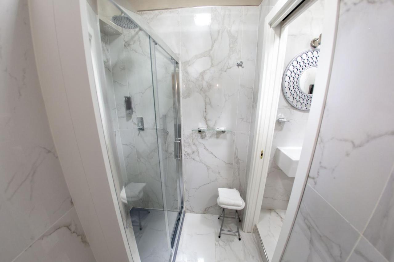 Leone D'autore - Chiaia Guest house 3*