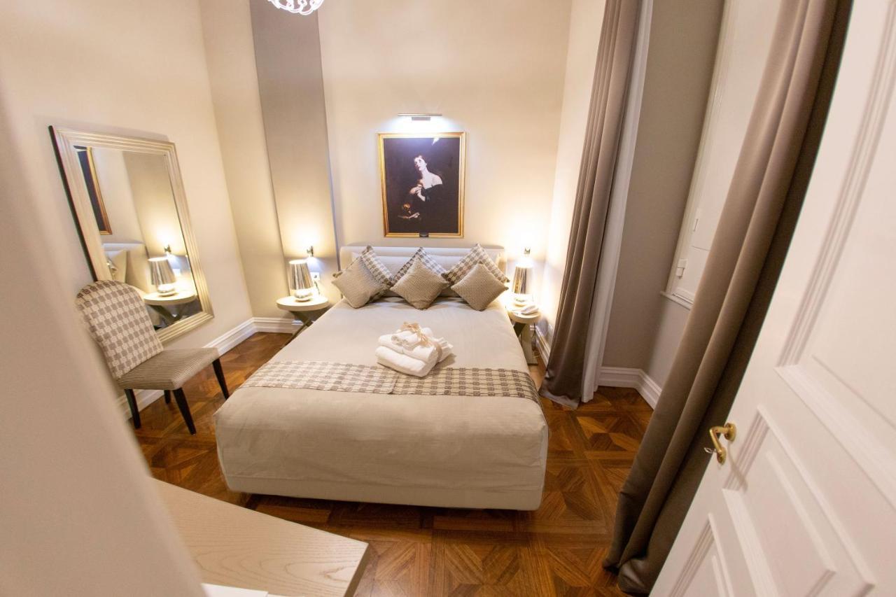 Leone D'autore - Chiaia Guest house 3*