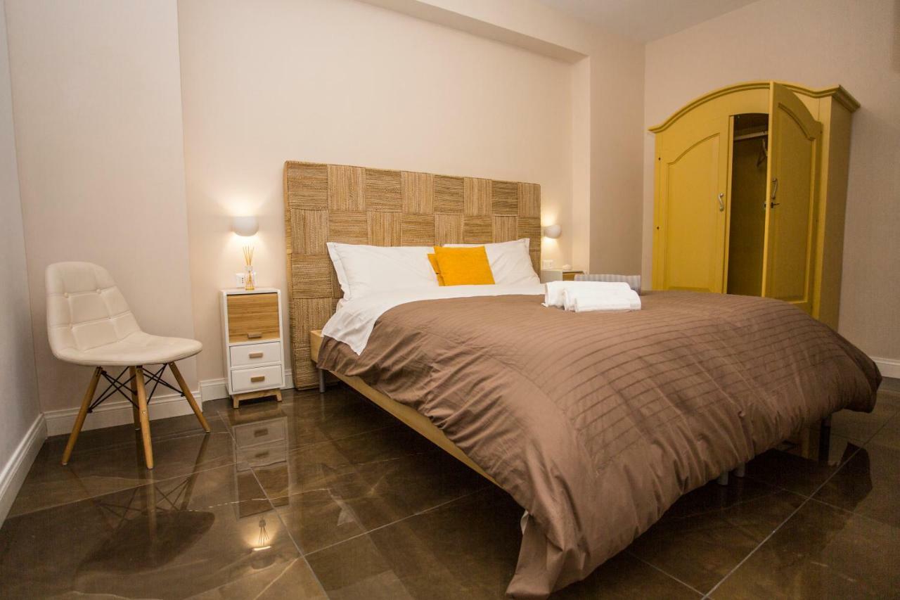Guest house Chiaia 205 2*
