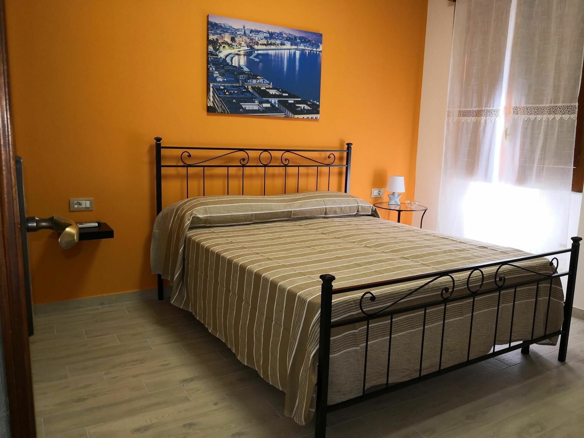 Fenesta Vascia * Naples