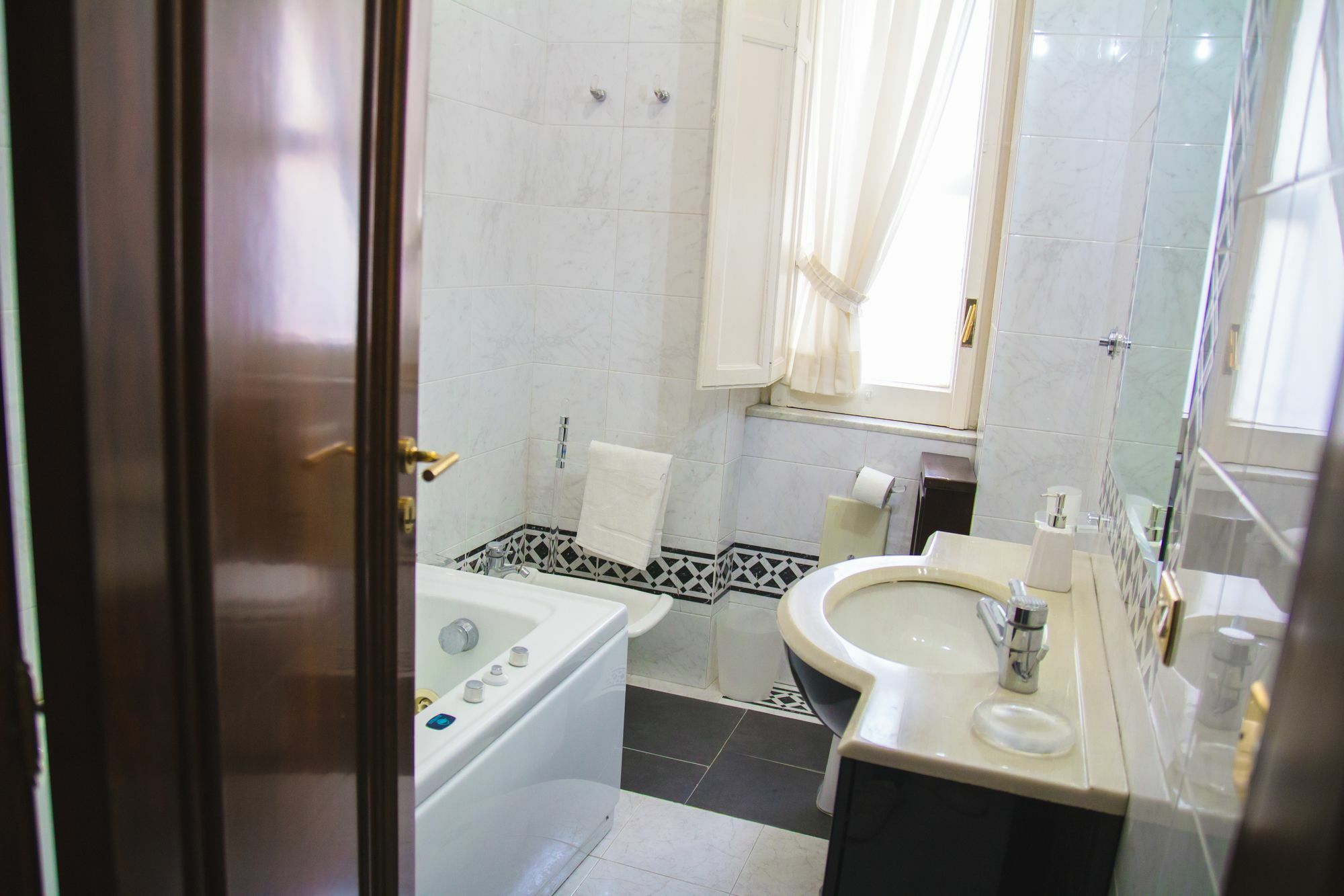 Easy House Bed & Breakfast 2*