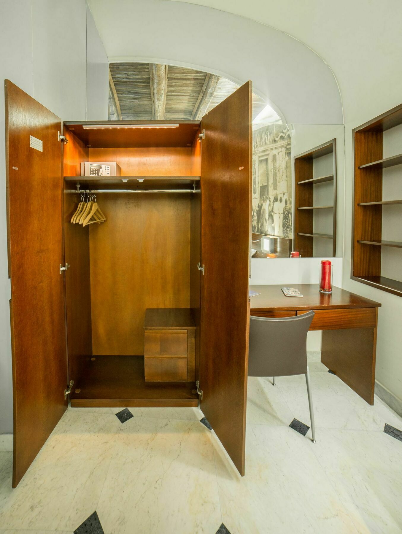 Chiaia 197 Deluxe 2* Naples